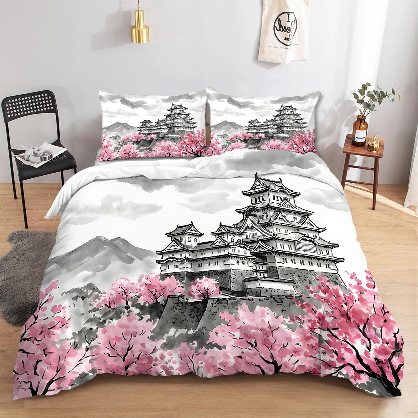Parure de lit château et cerisiers en fleurs pour une chambre à l'ambiance zen asiatique