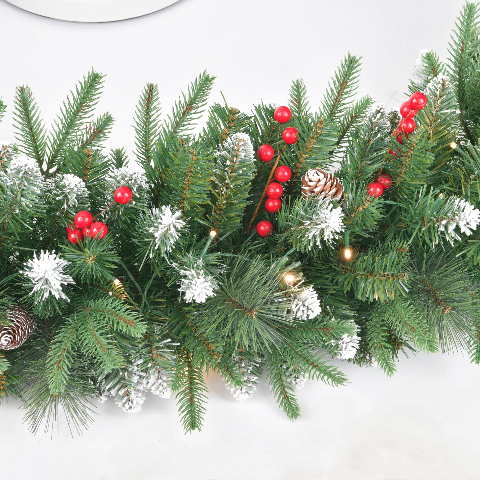 Guirnalda de Navidad artificial de 9 pies con 50 luces, decoración navideña de Navidad, guirnalda artificial con piñas y bayas para escaleras, chimeneas, puerta de pared para escaleras