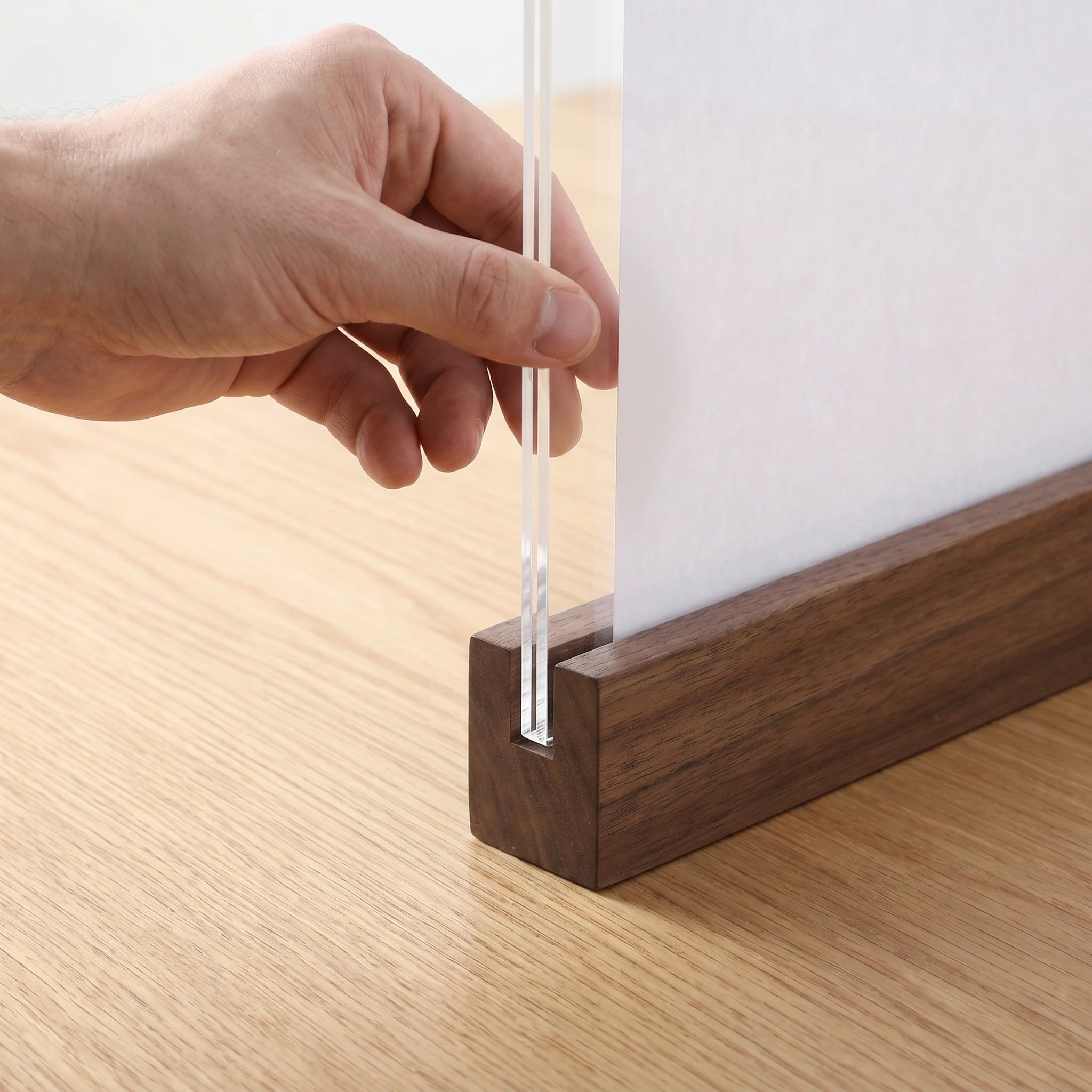 Artibetter 2 Stück transparente Acryl-Schildhalter – Vertikaler A4-Präsentationsständer mit Holzstaffelei, schräges Design für Gewerbescheine, Speisekarten, Flyer, Poster oder Menükarten
