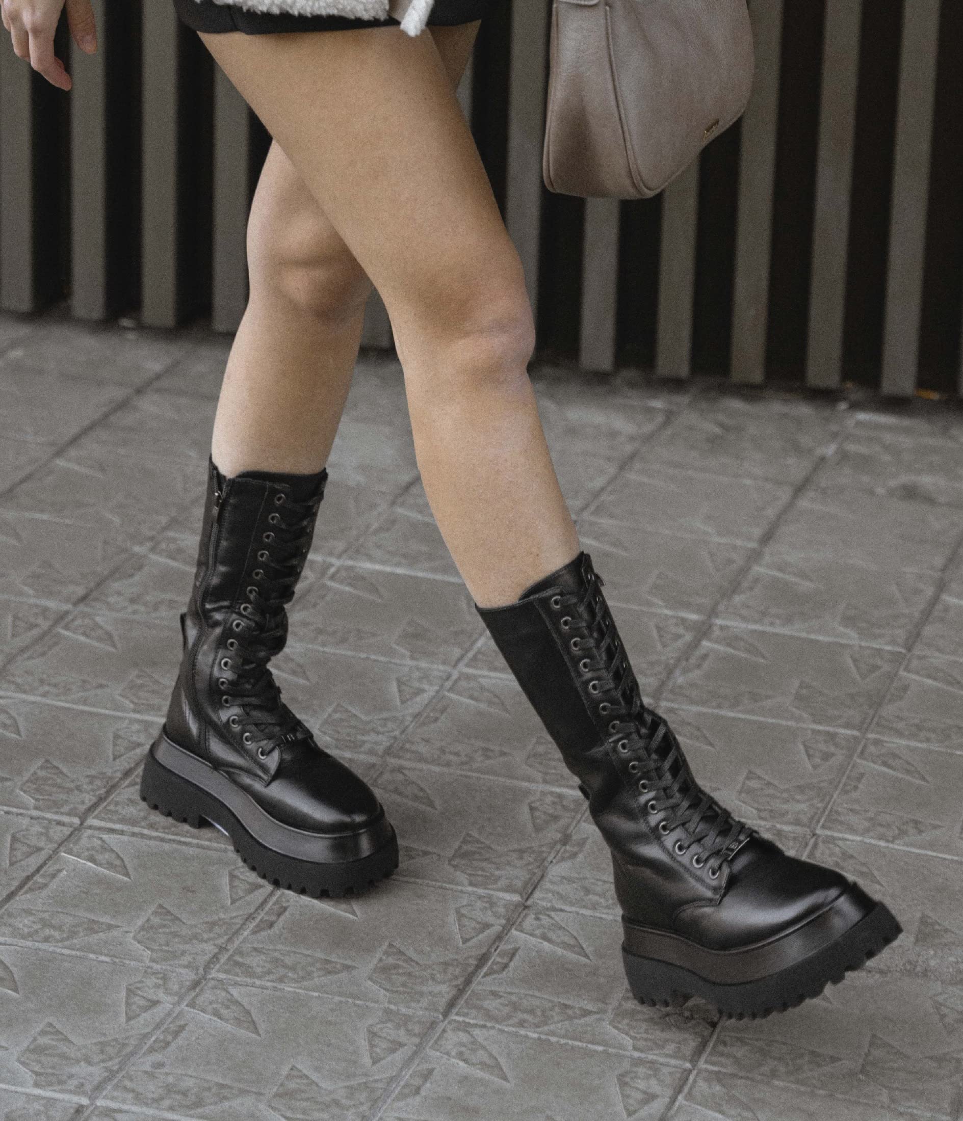 BOSANOVA Bottes militaires hautes avec semelle piste et lacets. Fermeture à glissière intérieure.
