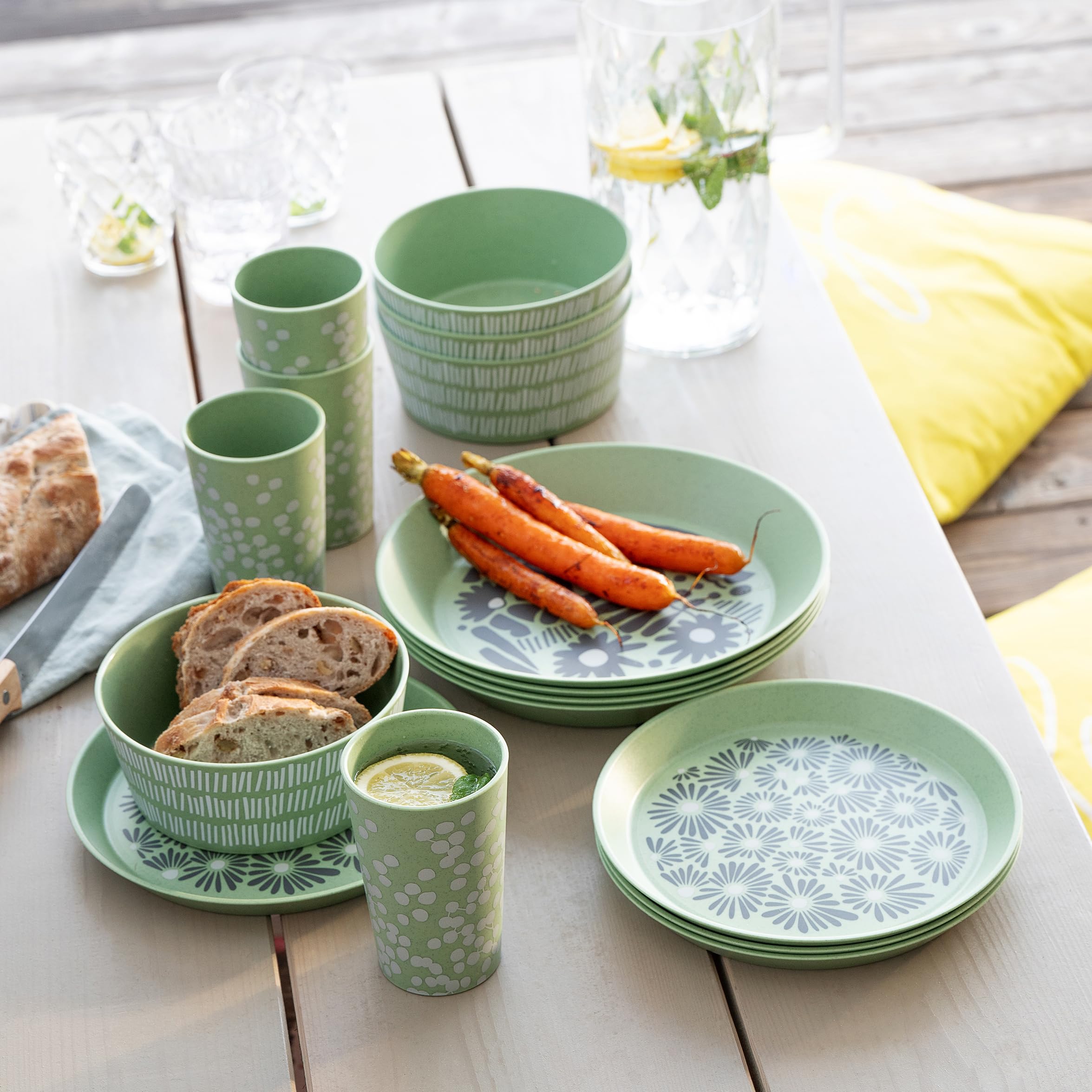 Koziol BLOMSTER SET Geschirrset | 16 Teile, florales Dekor, bruchfest, stapelbar | biozirkulärer Kunststoff, spülmaschinengeeignet, melaminfrei | Camping, Picknick, Party (nature leaf green)