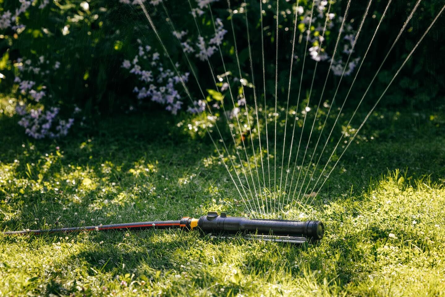 Fiskars Tubo da Giardino M-L, Serie X, Tubo per Sistemi di Irrigazione | 19 mm (3/4"), Lunghezza: 25 m, Attacco Universale, Protetto dai Raggi UV e dal Gelo, Resistente alla Torsione, Rosso, 1076047