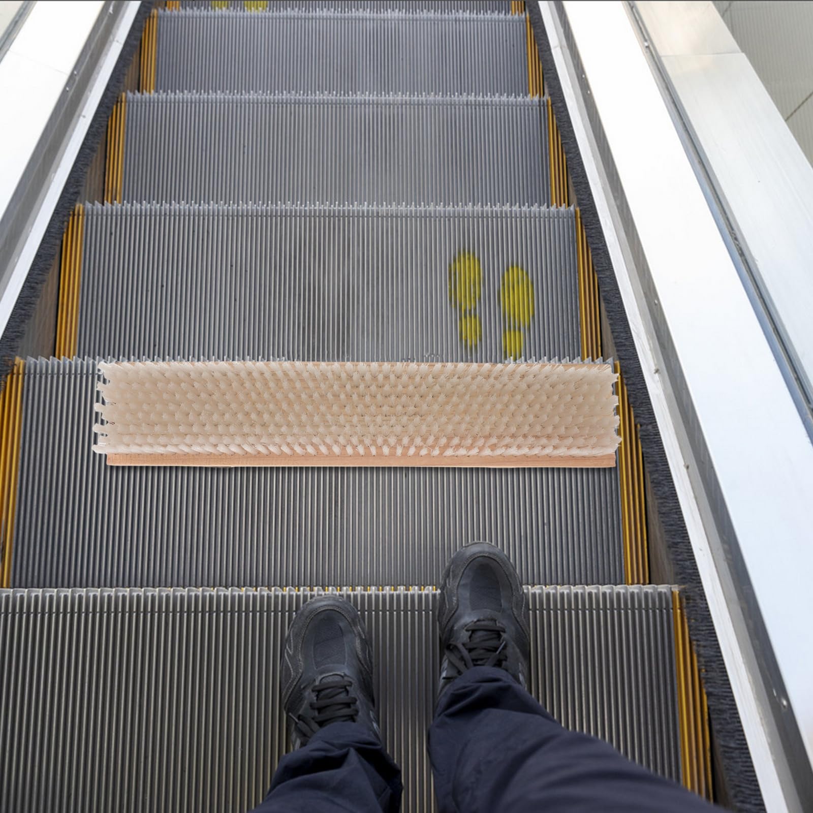 Cepillo para Limpiar Grietas y Ranuras en Elevadores Diseño Ergonómico, Madera y Acero Inoxidable para Limpieza Profunda en Supermercados y Hoteles