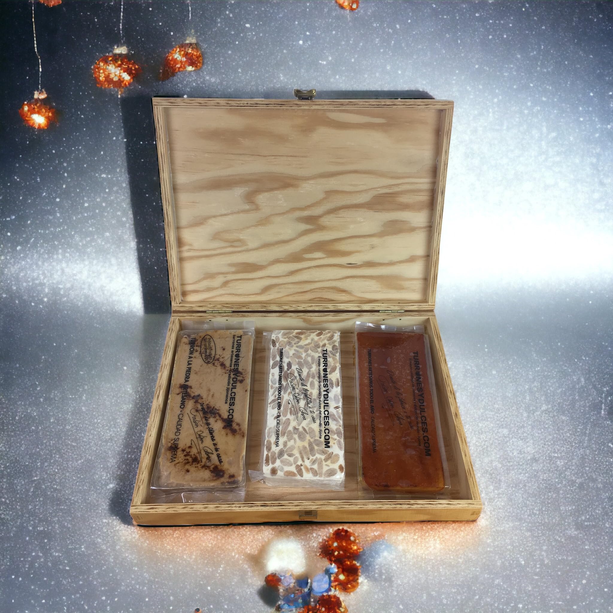 Lote de 3 Turrones clásicos Artesanos en Estuche de Pino (Jijona, Alicante, Yema Tostada)
