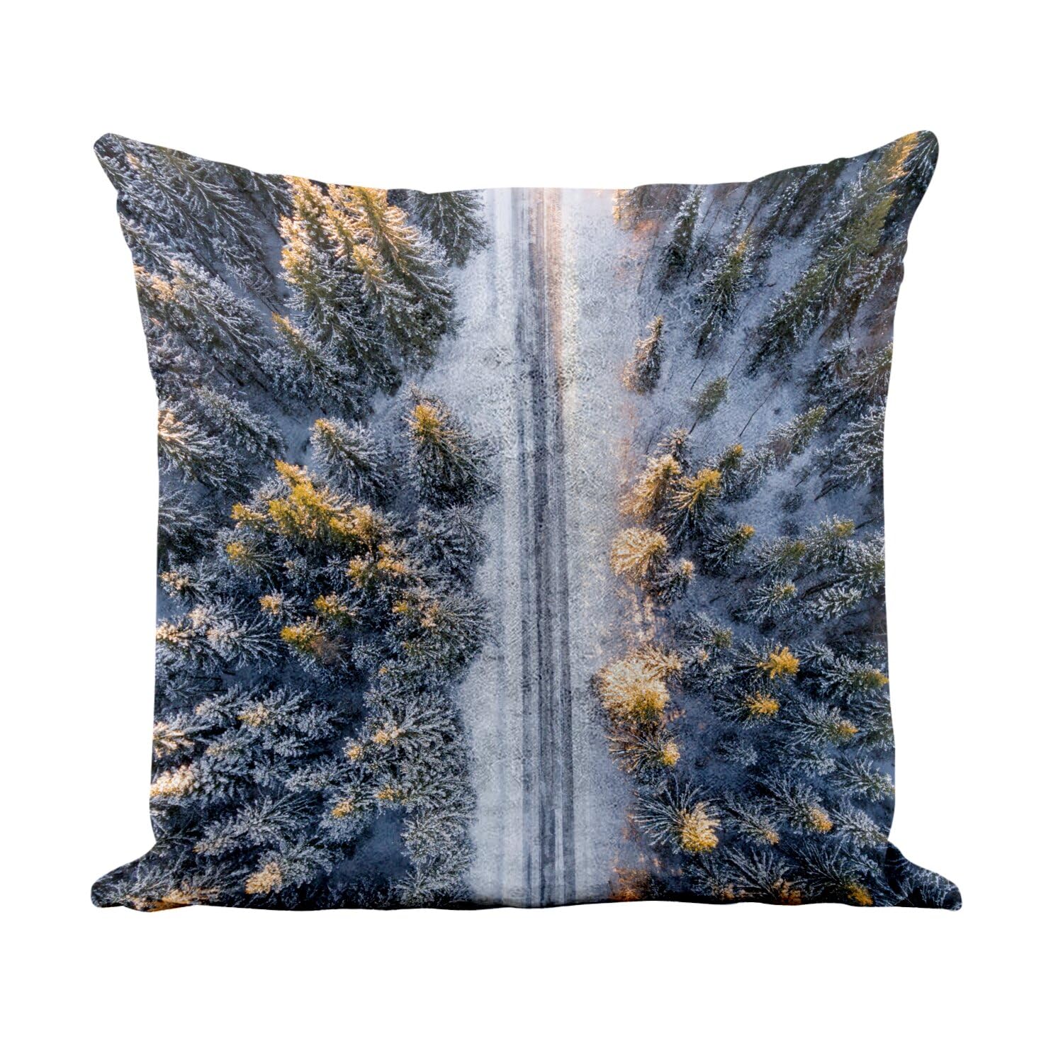 Coussin forêt de pins sous la neige pour créer une ambiance chalet cocooning au salon