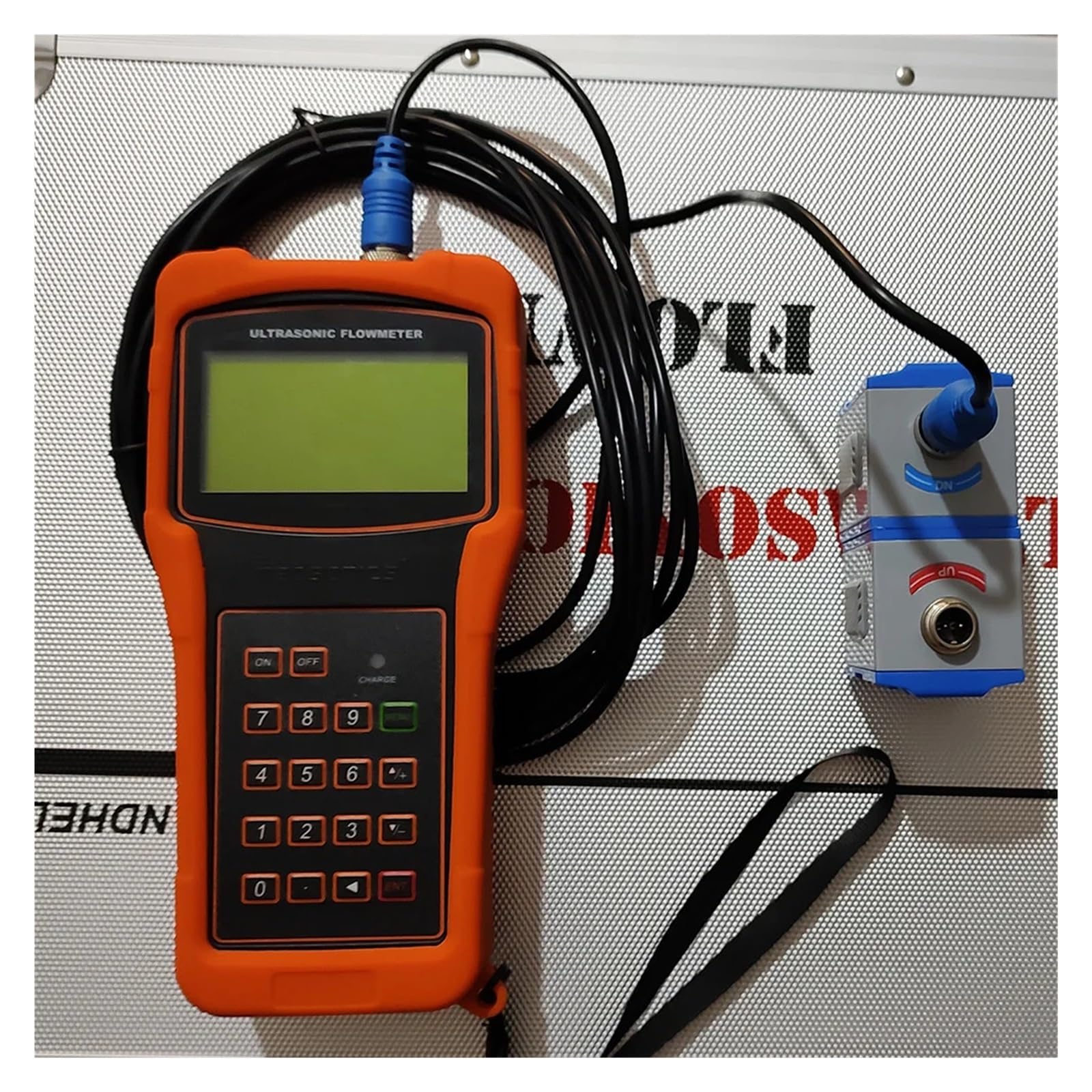 Medidor de flujo de agua ultrasónico digital de mano con sensor de abrazadera RS232, mediciones precisas para un uso fácil y precisión