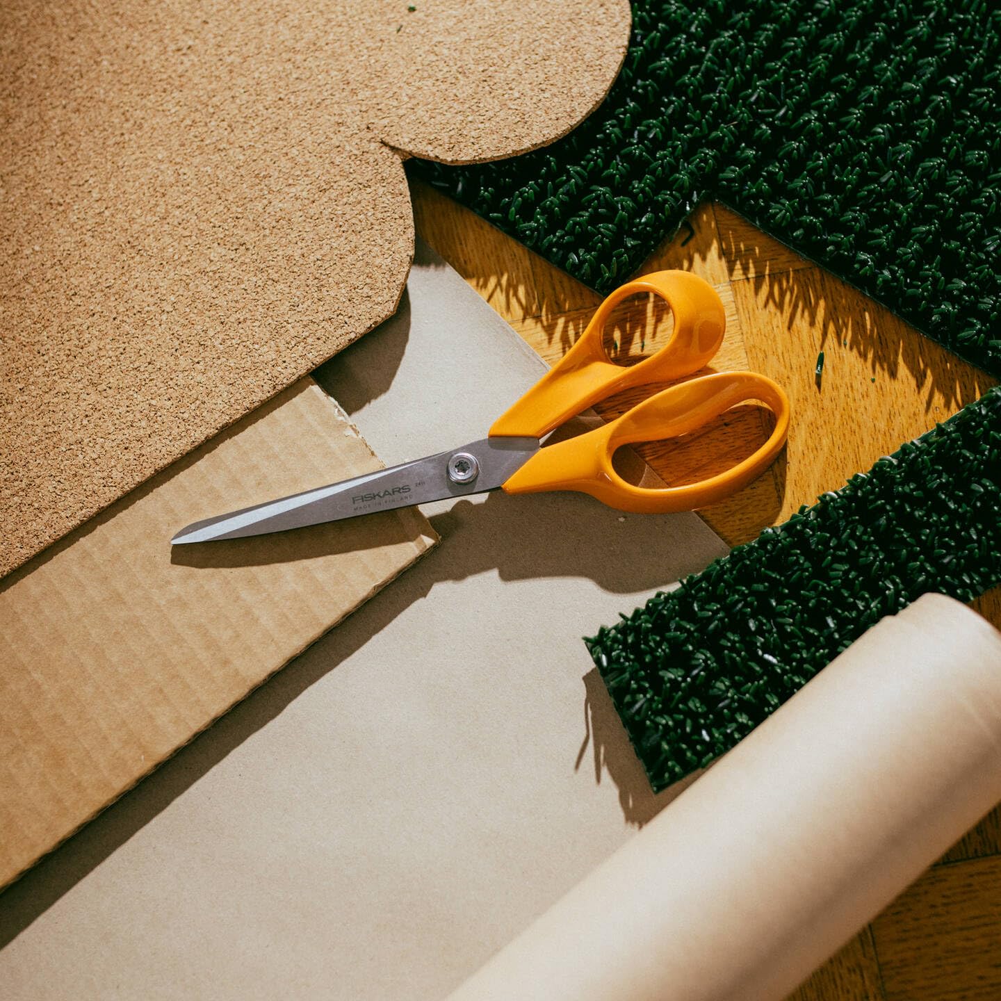 Fiskars Classic Uniwersalne nożyce dla majsterkowiczów, praworęczne, długość całkowita: 21 cm, ulepszona śruba Torx i ergonomiczny uchwyt, wysokogatunkowa stal/plastik, pomarańczowy, 1075034