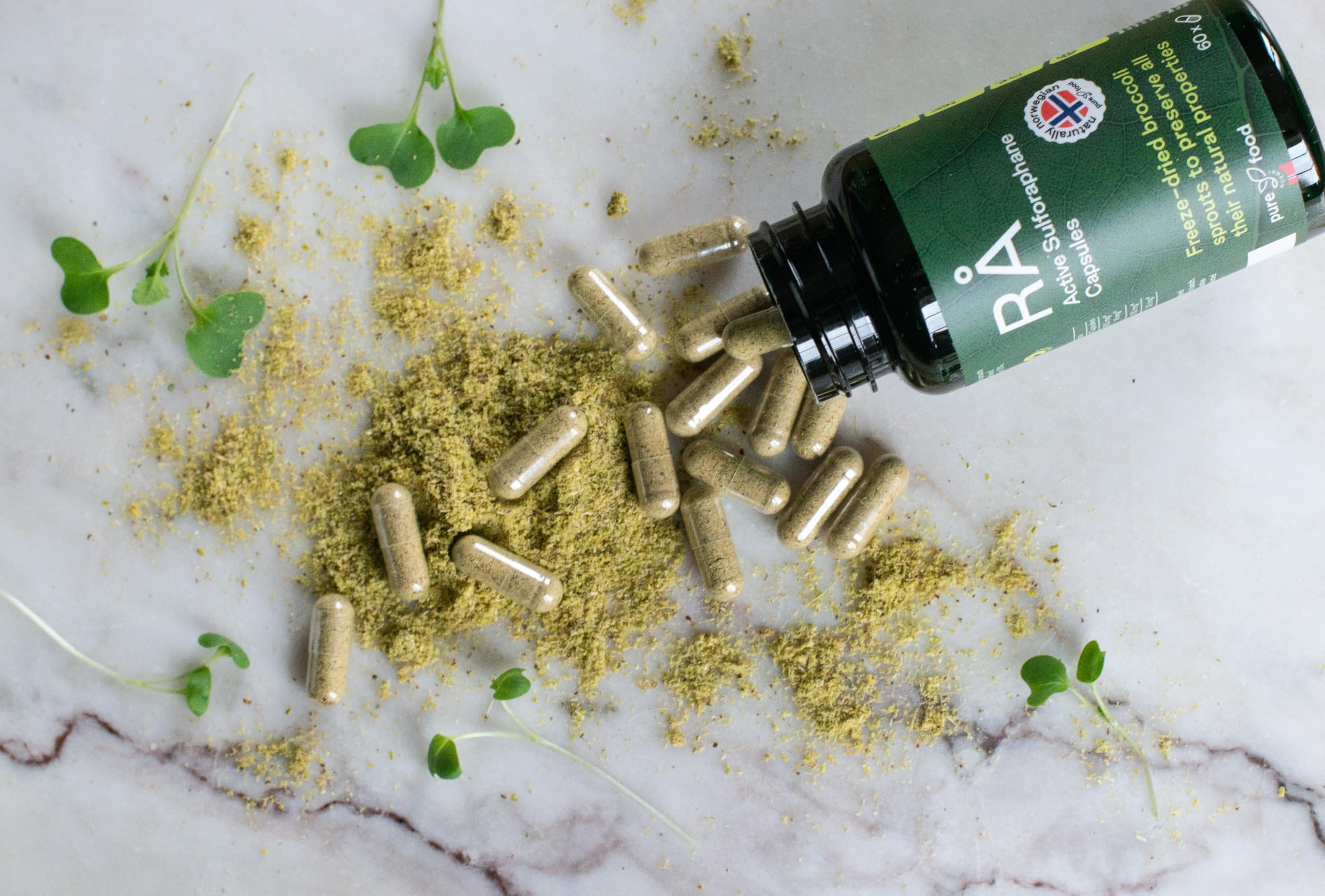 RÅ Aktive Sulforaphan Kapseln aus Norwegen- 28500 mg Gefriergetrocknete Brokkolisprossen - Kein Extrakt - Aktive Vollspektrum Brokkoli Kapseln, 60 Kapseln - Pure Food Norway