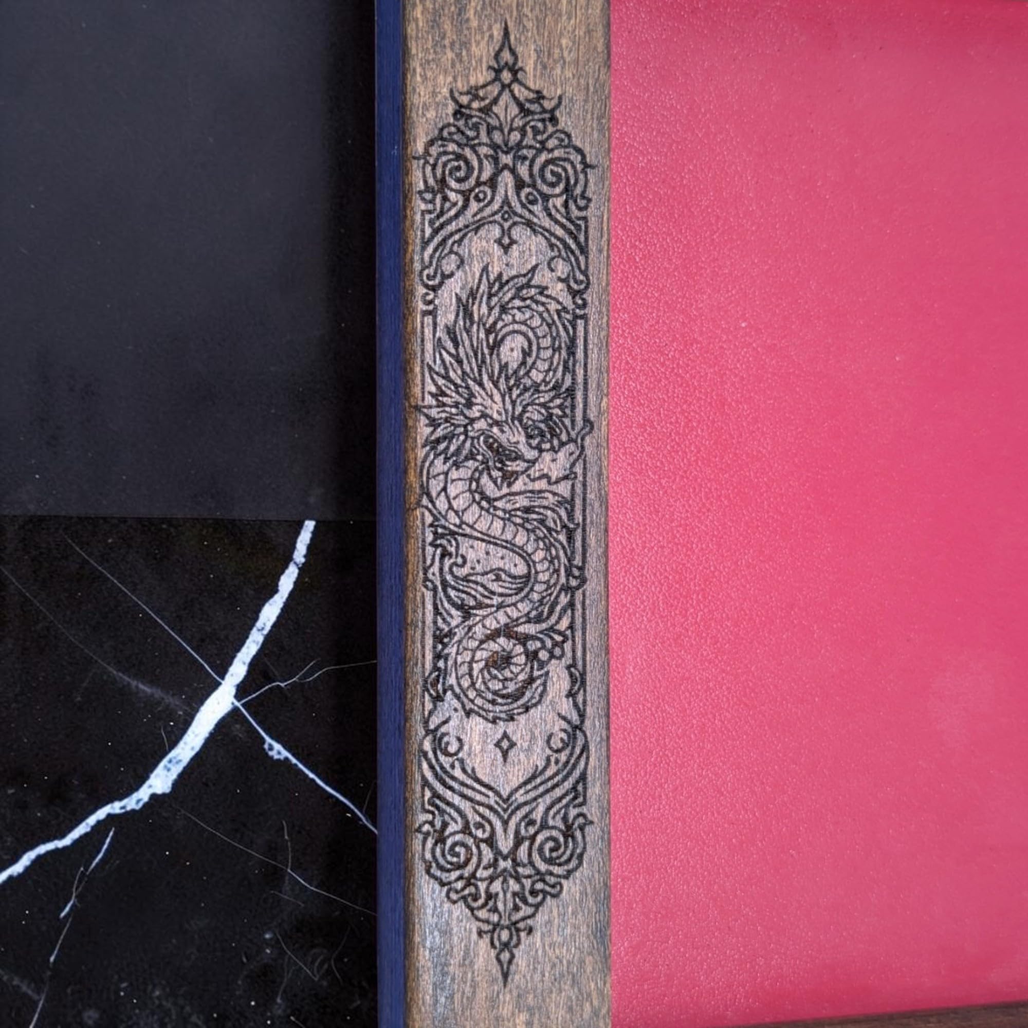 Piste à Dés en Bois & Cuir Véritable – Gravure Runes Viking (Futhark) – Fond Silencieux – 17 ou 24 cm – Jeu de Rôle JDR, DND, Wargame (Rouge, 17 cm, sans Coins métalliques)