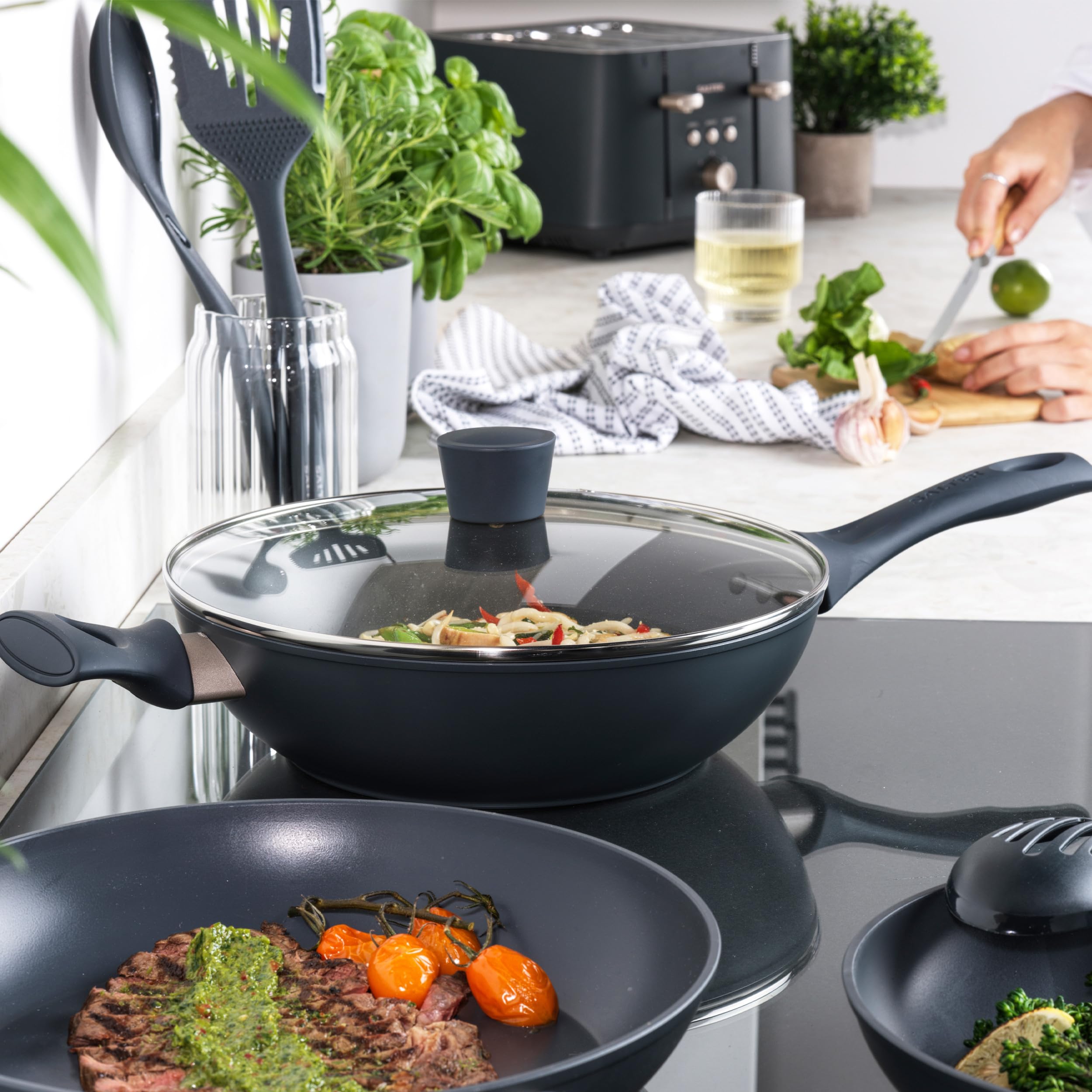 Salter BW12267EU7 Wok antiadherente de 28 cm - Sartén para freír, apto para inducción, incluye tapa y rejillas de ventilación de vidrio templado, poco/sin aceite, sin PFOA, azul gris