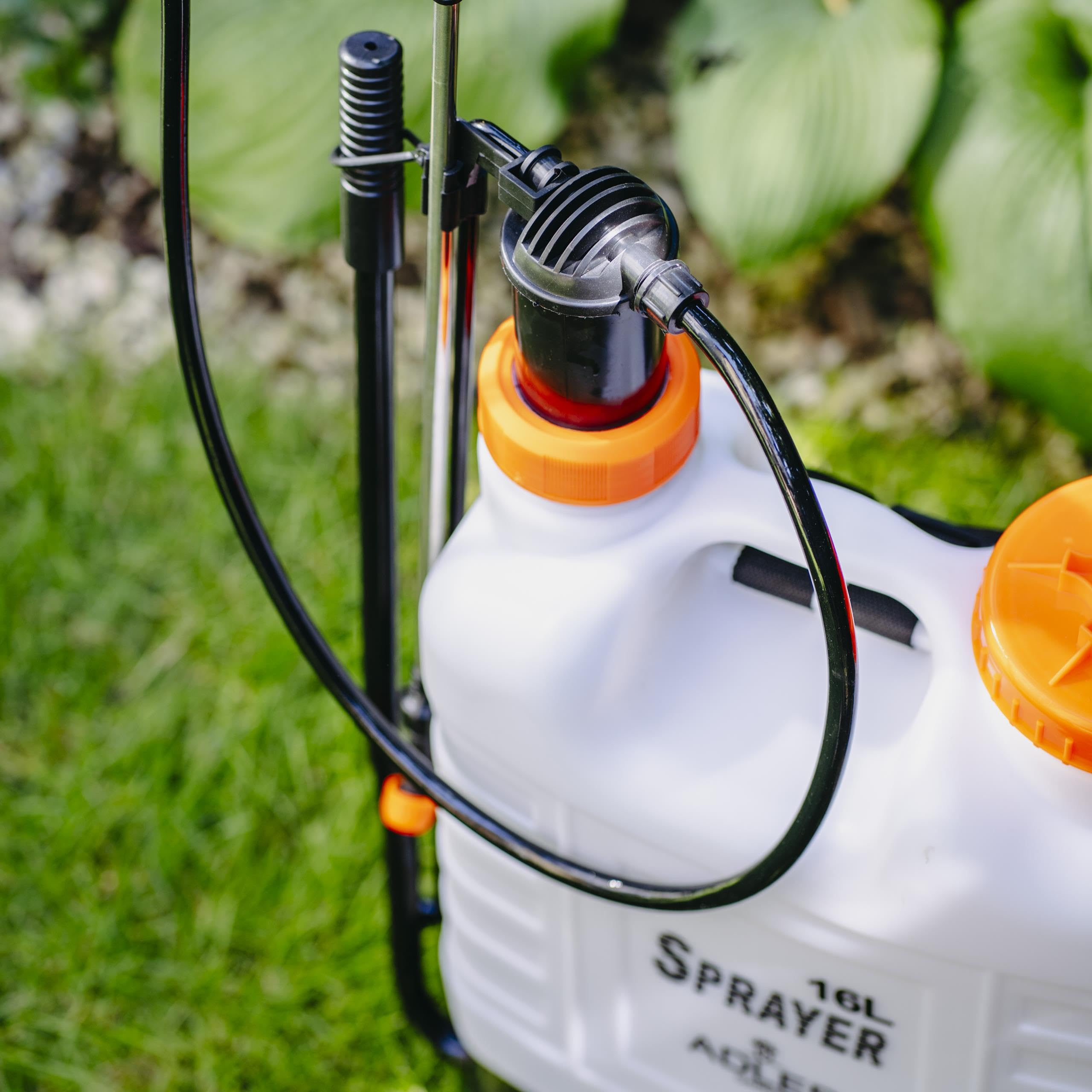 ADLER EUROPE Rückenspritze – Drucksprüher 16 L mit teleskopischer 48–83 cm Edelstahl-Lanze und 115 cm Schlauch, Arbeitsdruck 2–3 bar - Sicherheitsventil – ideal für große Gärten und Nutzflächen
