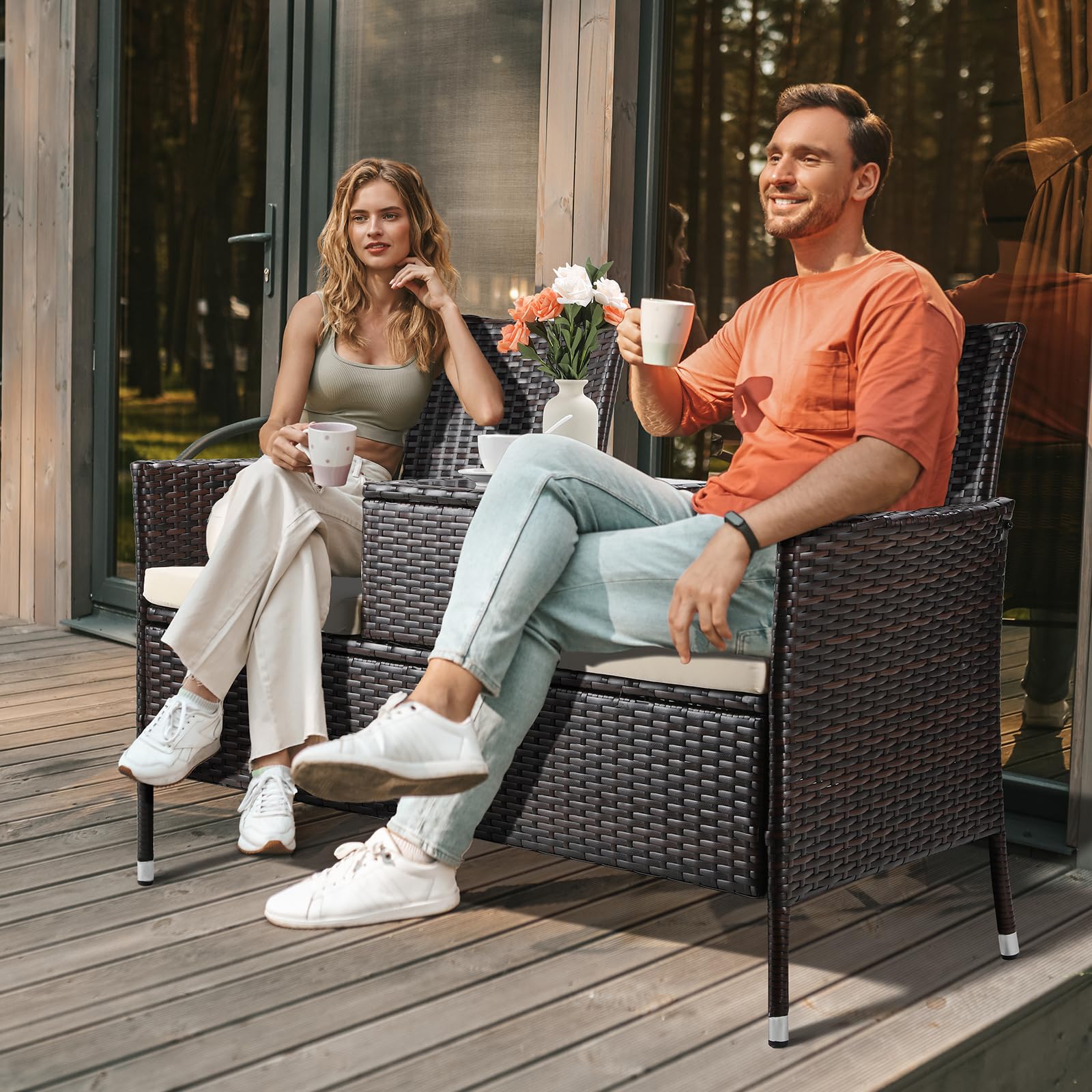 TLSUNNY Wetterfest Polyrattan Gartenbank, 2-Sitzer Gartenmöbel Set mit Integriertem Tisch, 2PCS Sitzkissen, Rattan Balkonmöbel, Bequem und Atmungsaktiv, 120X54X83cm, Groß Balkonmöbel Set, Braun