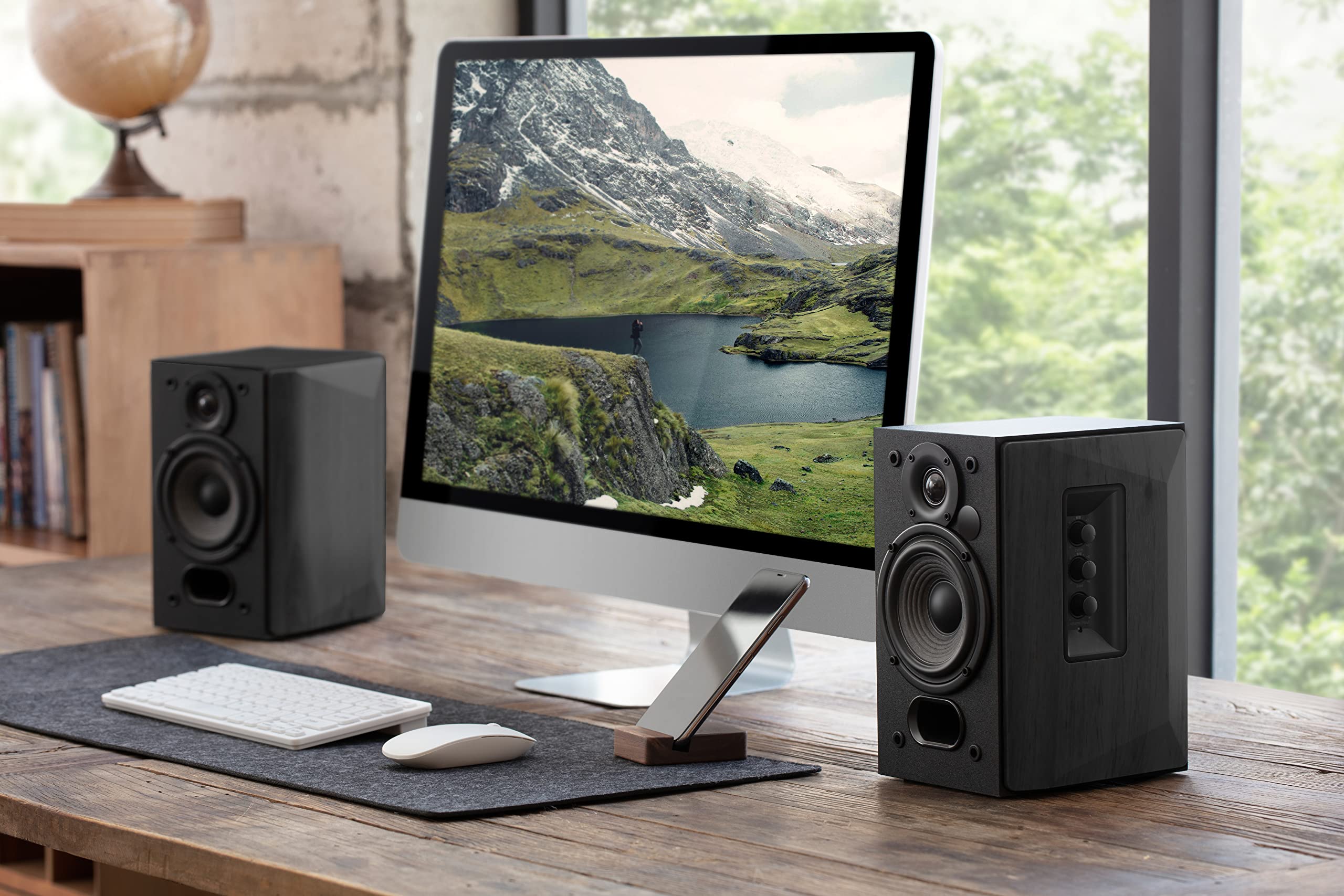EDIFIER Studio R1380T 2.0 Regallautsprecher-System (42 Watt) im Echtholzgehäuse (MDF). Zwei LINE IN Anschlüsse. Infrarot-Fernbedienung und seitliche Bedienelemente für Bässe, Höhen und Lautstärke.