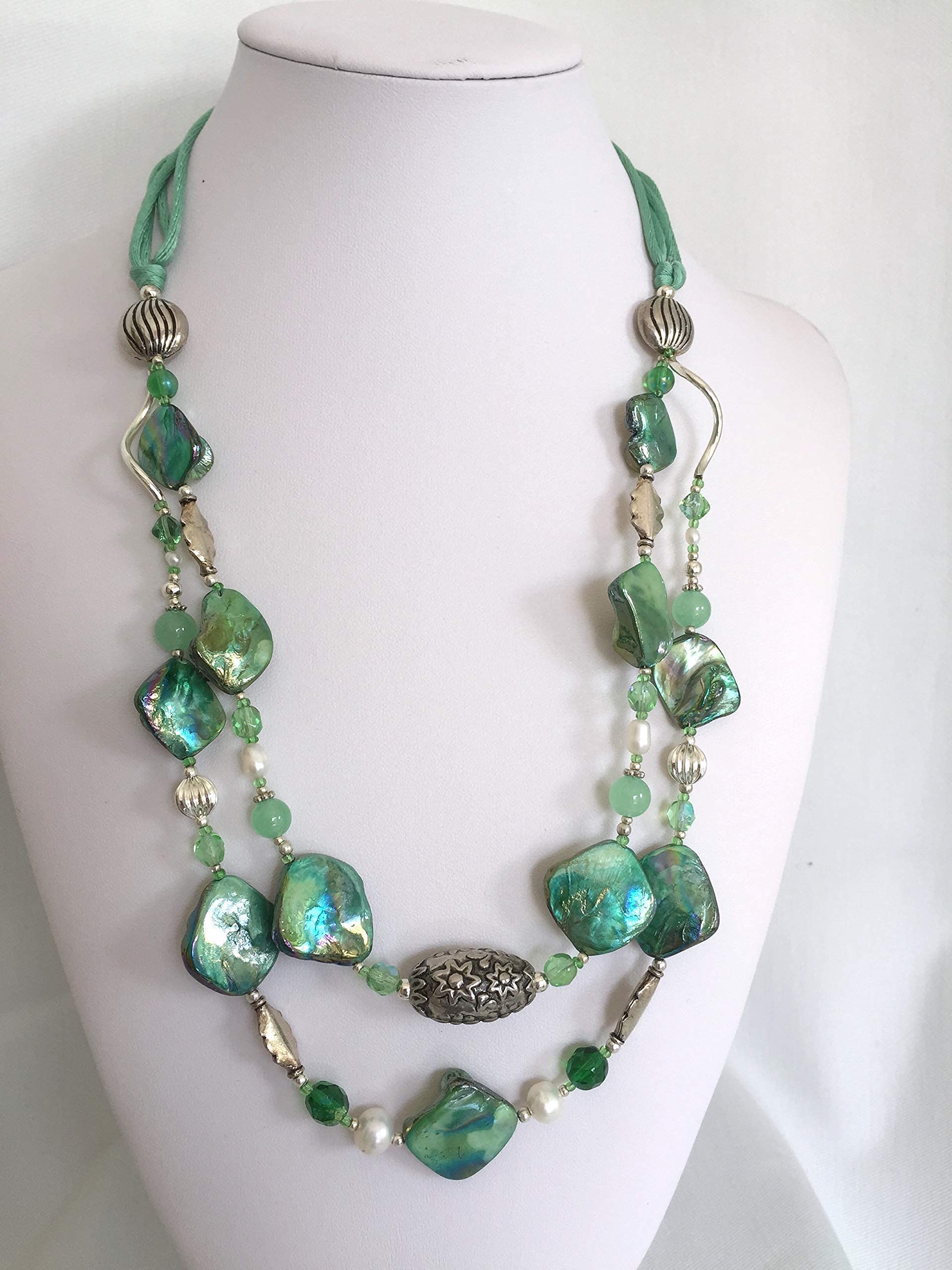 Gioielli d'Artista di Chiara Bo Collana Verde Donna a due fili in madreperla Luminosa Verde