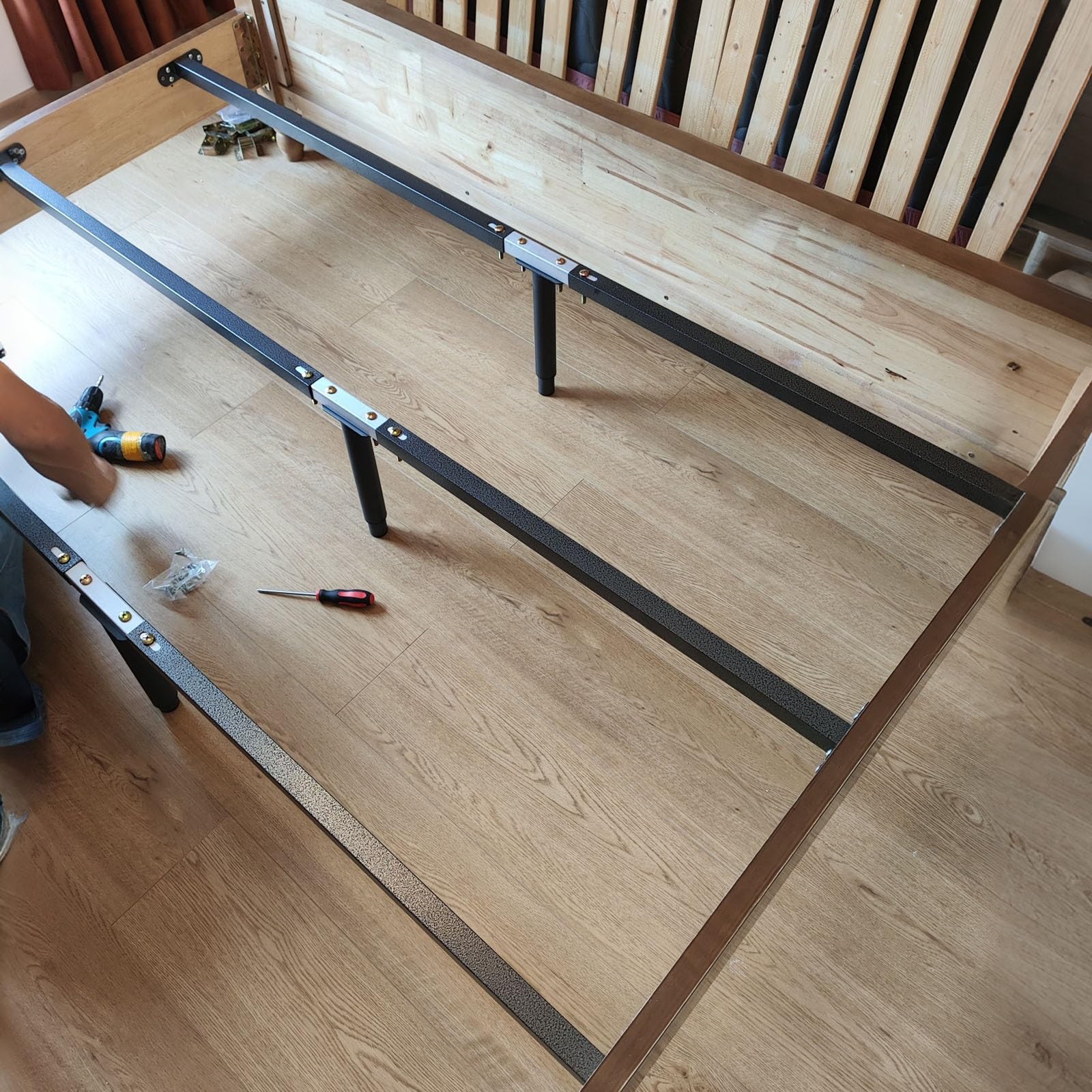 Robusto sistema di supporto per telaio del letto con 3 binari trasversali e 3 gambe di supporto centrale regolabili per un migliore supporto del materasso e rinforzo del telaio