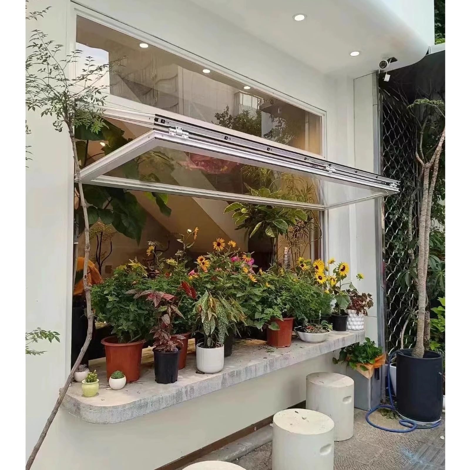 Ventanas correderas plegables para terrazas de cafeterías que conectan con el exterior
