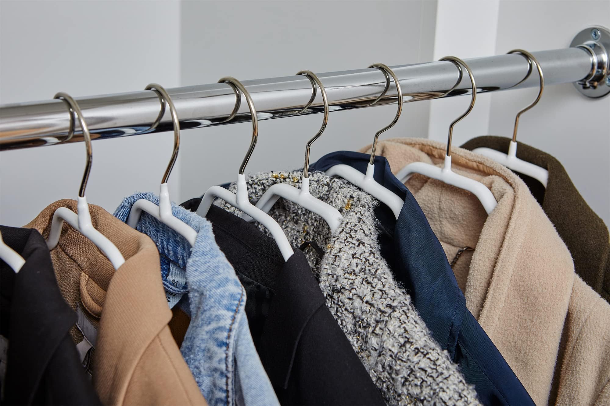 MAWA Universalbügel, 10 Stück, Universalbügel mit Klammernsteg für T-Shirts, Hosen, Röcke und Tops, drehbarer Euro-Haken, hochwertige Antirutsch-Beschichtung, 42 cm, Weiß
