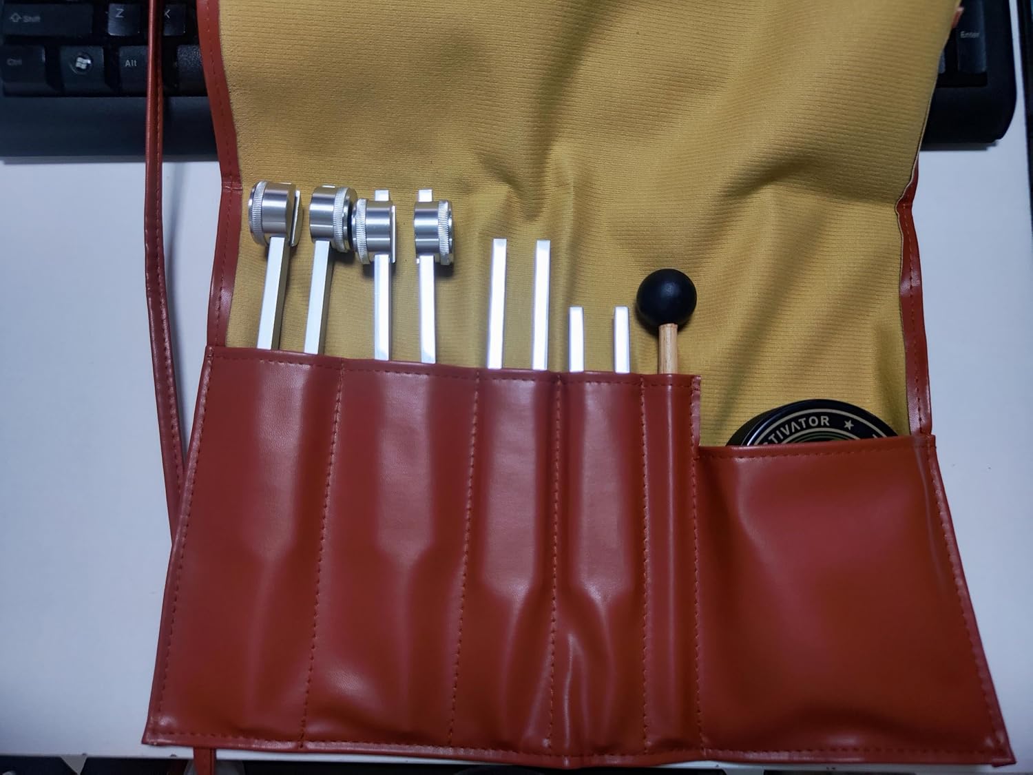 Tuning Fork Set 4pcs 128HZ, 136.1HZ, 256HZ, 512HZ, Equipped with PU Leather Bag and Activator, for Yoga, Meditation, Relaxation