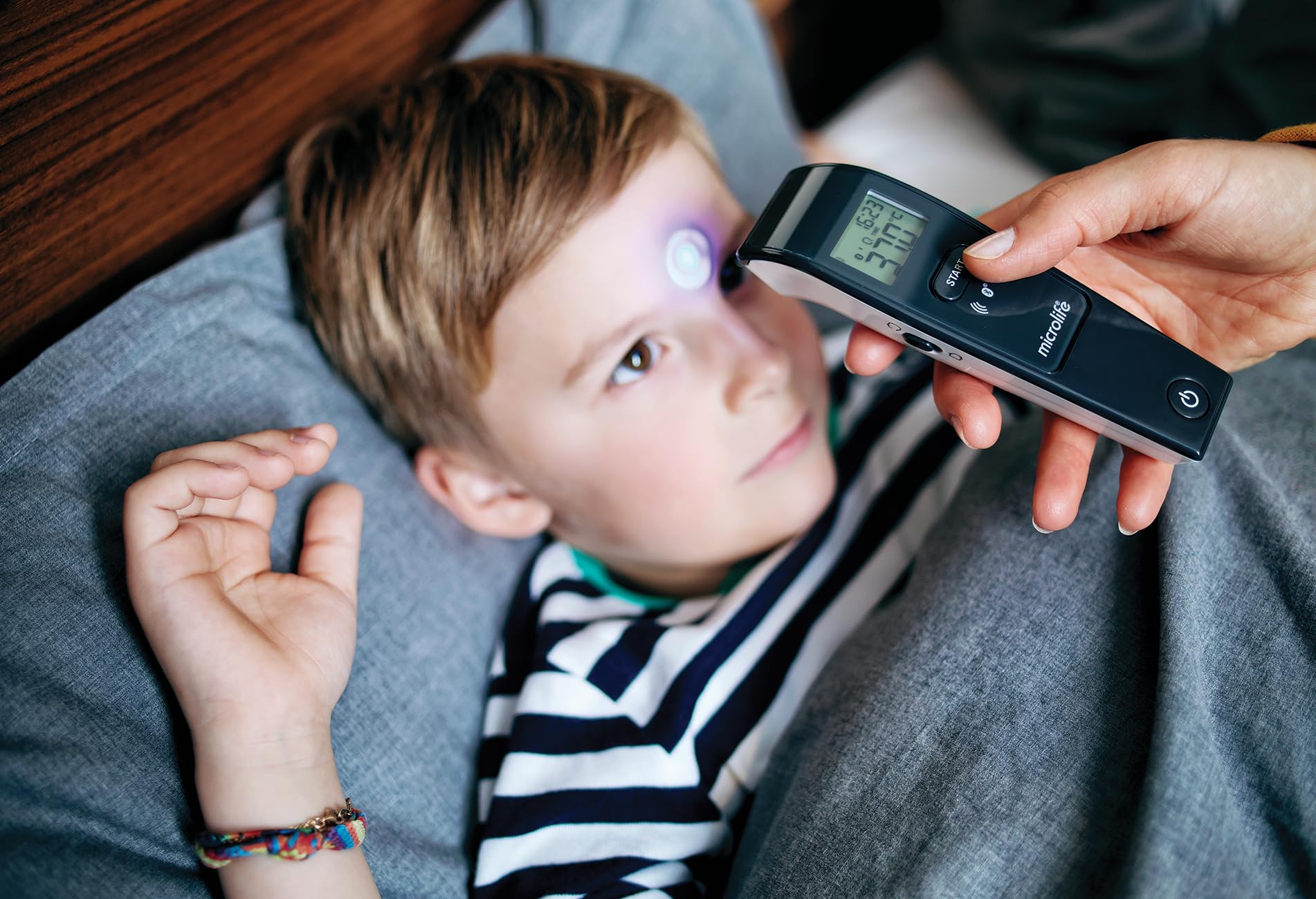 Microlife - Termómetro frontal sin contacto NC 150 BT - Conectado Bluetooth, Validado Clínicamente, Alarma de fiebre, Guía luminosa, 3 modos Cuerpo/Objeto/Ambiente