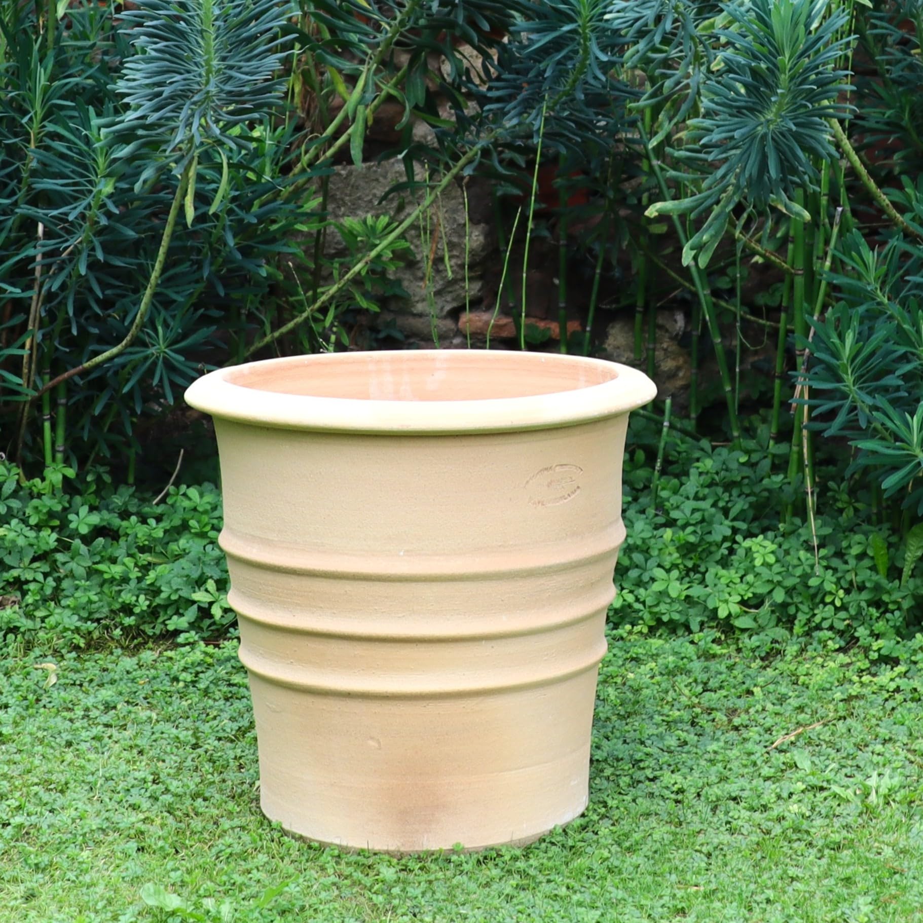 Handgefertigter Blumentopf „Aster“ aus Terracotta, 40 cm hoch, frostfest & winterhart. Mit Auslaufloch für optimale Drainage – ideal für Garten, Balkon & Terrasse, mediterranes Design.