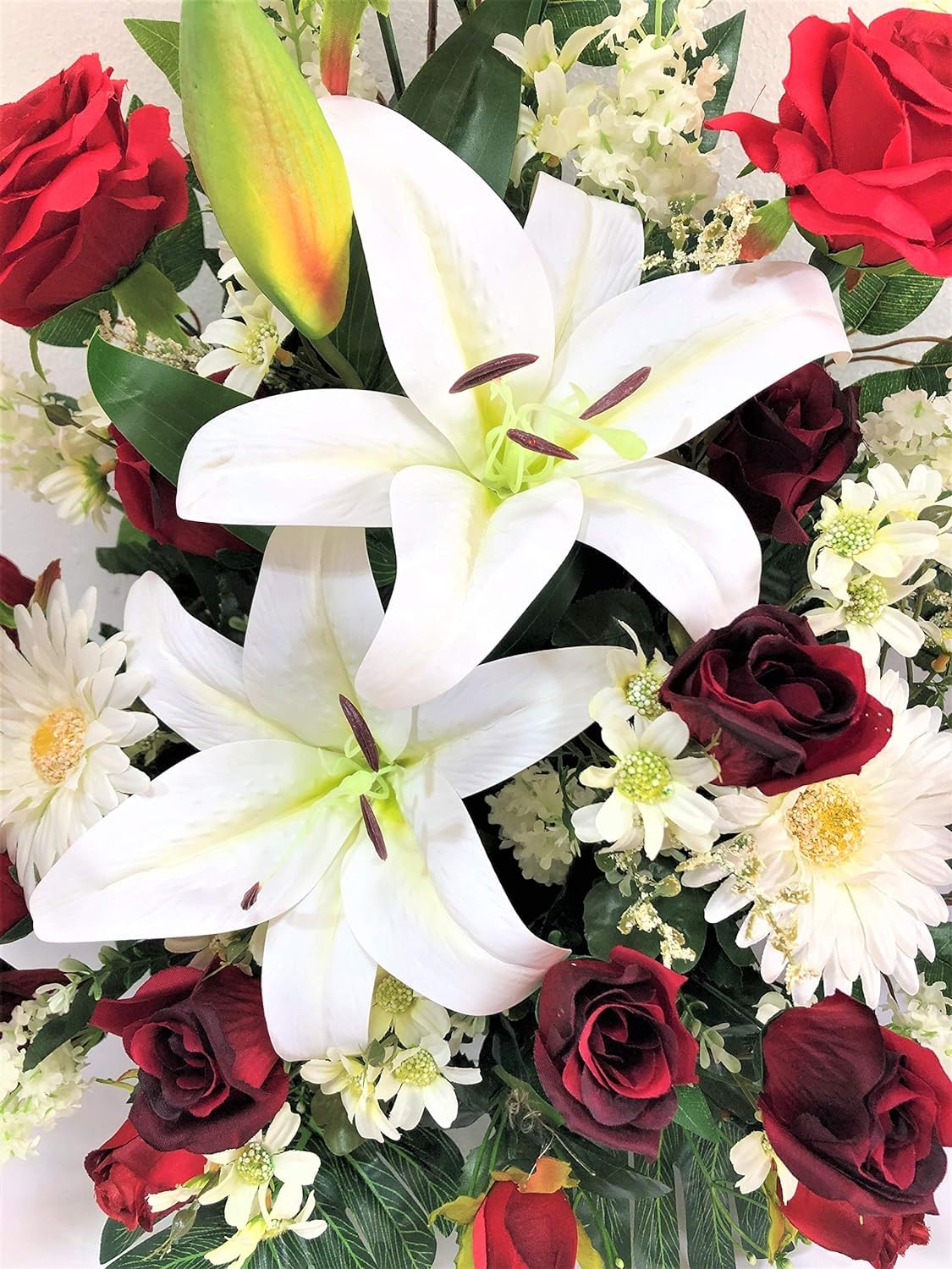 Centre de Fleurs Artificielles LBA pour Cimetière et Églises - Blanc, Rouge, Vert - Résistant aux Intempéries - 70 x 65 x 35 cm