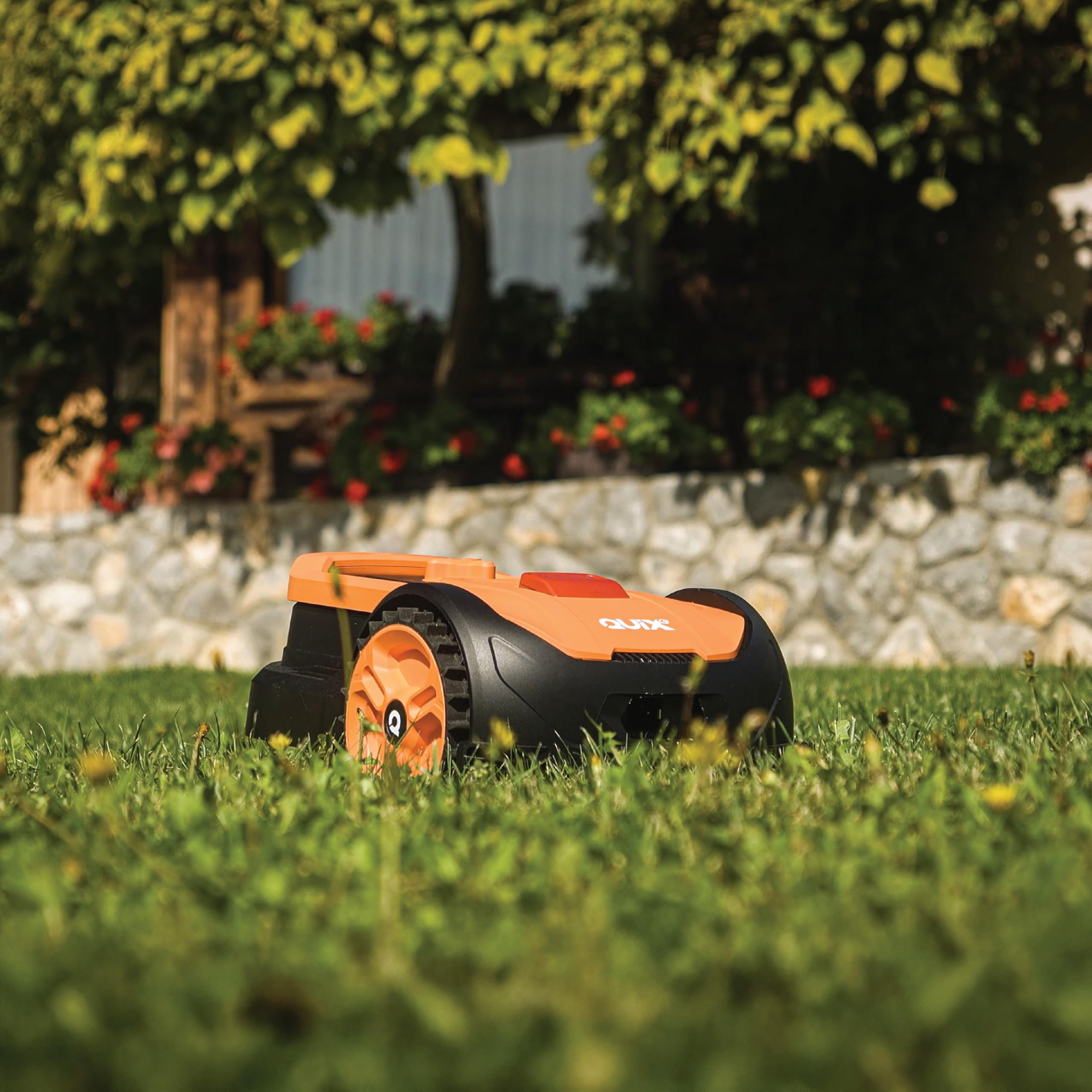 VILLAGER QUIX XS - Robot tosaerba compatto da 18 V a batteria fino a 300 m² - 160 mm di larghezza di taglio, altezza di taglio 20-50 mm, sensore di pioggia, protezione PIN, stazione di ricarica auto