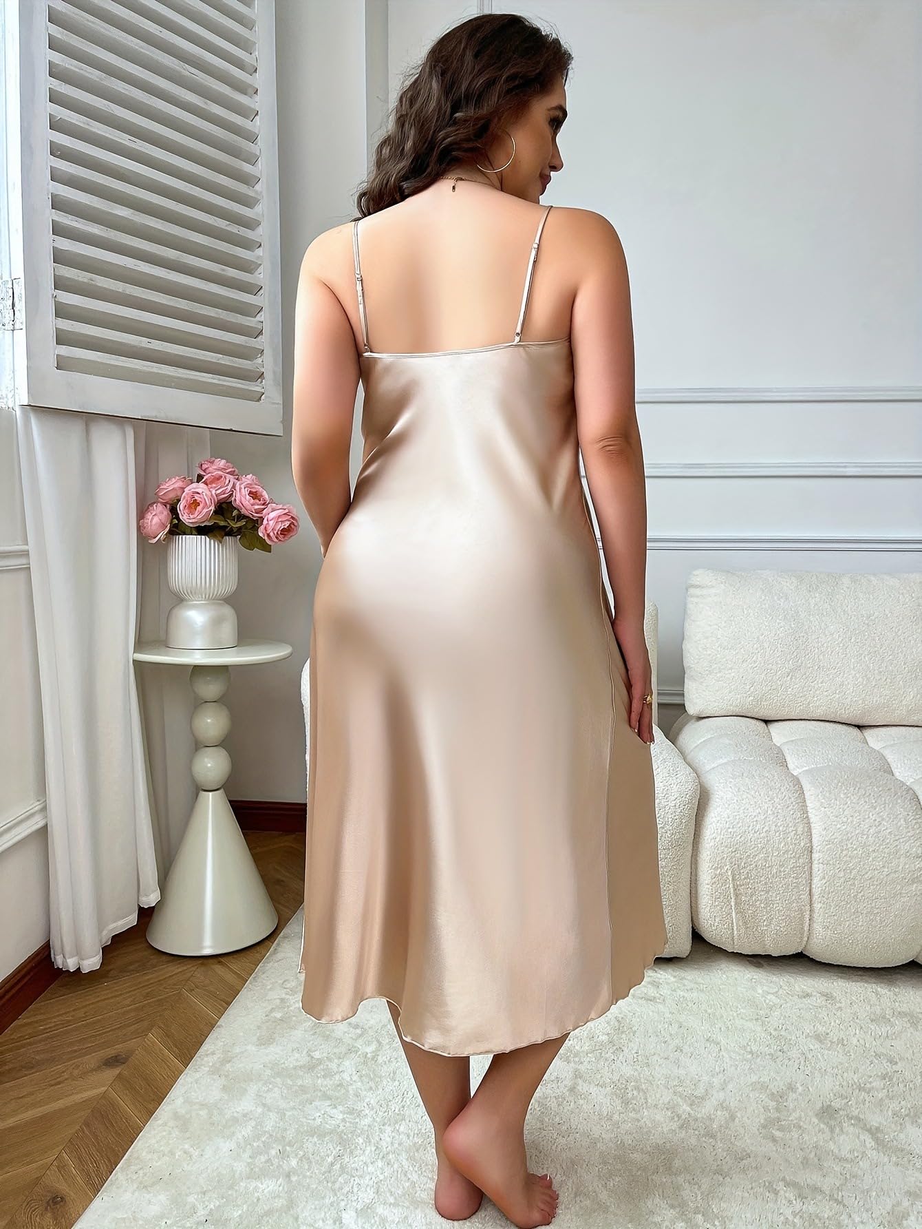 purpleq Sottoveste Lunga in Raso Taglie Forti con Pizzo | Tessuto lungo e fluido in raso con scollo a V in pizzo per un comfort e un'eleganza supremi.