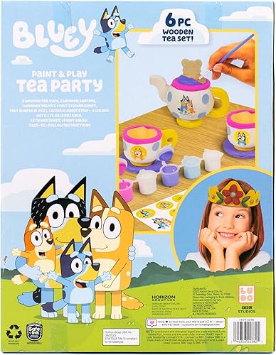 Miniatura 7 de Bluey Paint & Play Tea Party, juego de té de madera de 6 piezas, personalizable con calcomanías de pintura y Bluey (idioma español no garantizado),