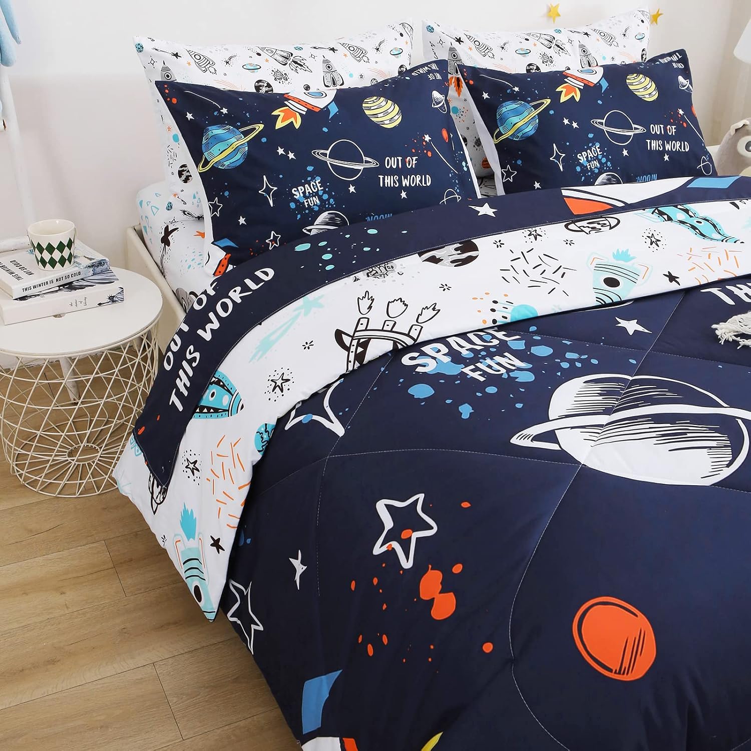 7 Piece Planets Bedding Set for Boys & Girls, Twin Size Comforter, Bed in a Bag, Microfiber Kids Bedding for All Season (1 Comforter, 1 Flat Sheet, 1 Fitted Sheet, 4 Pillowcases) - Image 4