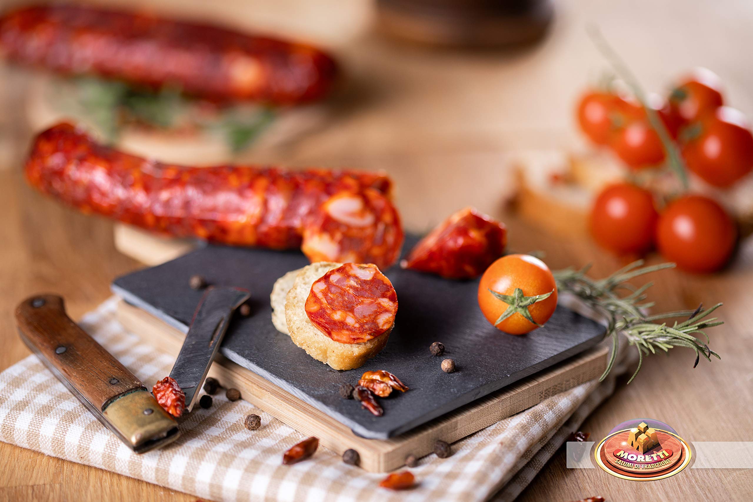 Moretti® Saucisse assaisonnée traditionnelle | 600g / 700g Sous Vide 2 Packs | Dessert au piment de Calabre | Séchage artisanal | Planche à découper en bois en cadeau (Sucré)