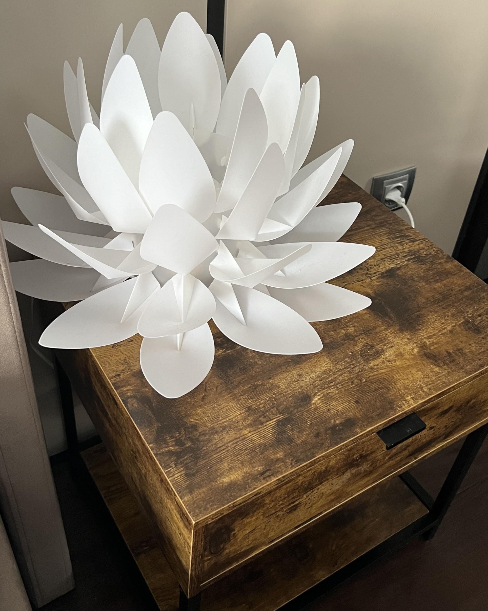 Beliani Originelle Tischlampe Blumen-Motiv Kunststoff weiß Musone