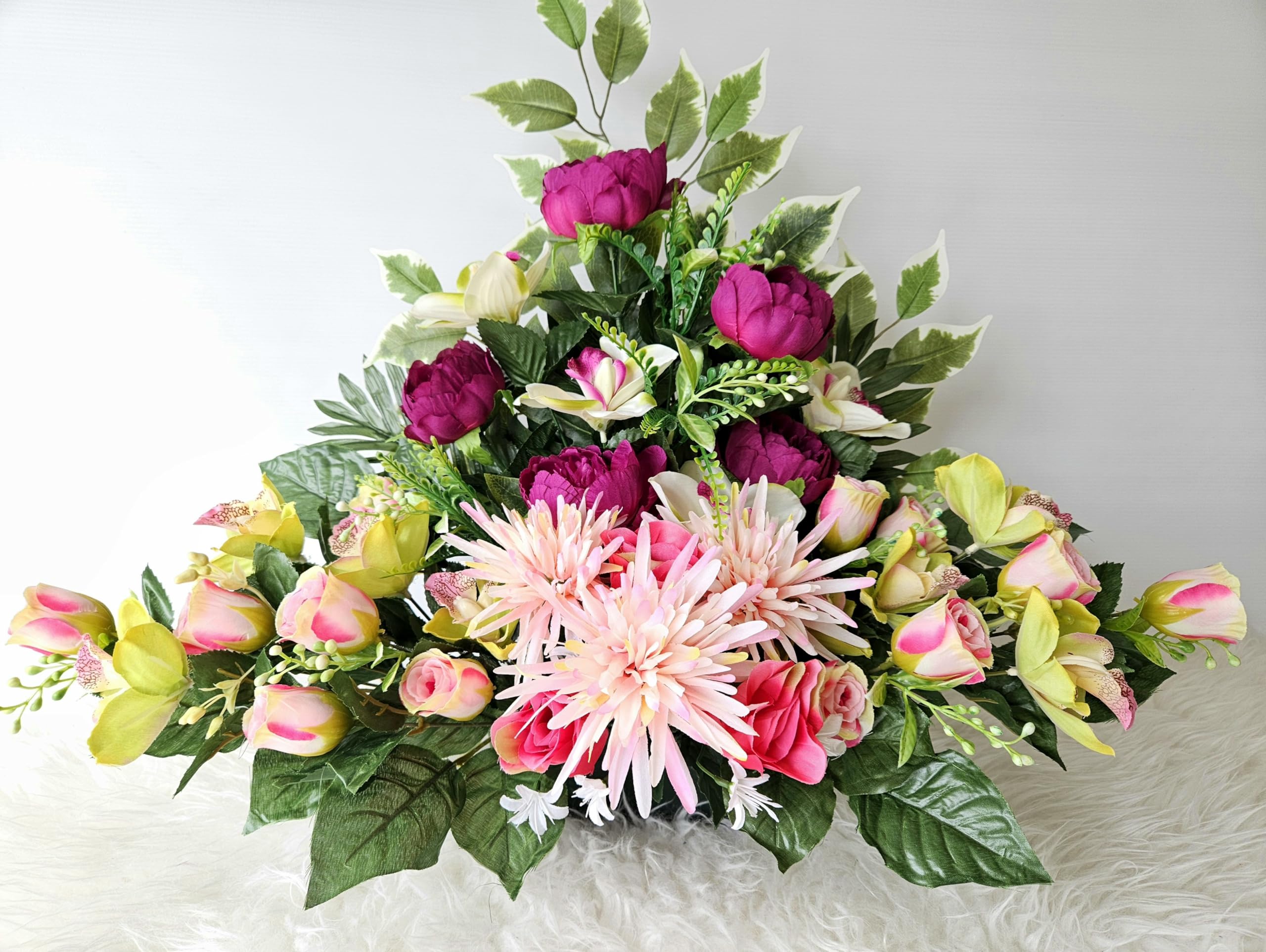 Composition de Fleurs Artificielles Lesté Ciment, pour Une Parfaite Tenue à L' extérieur. Réalisé par nos Soins, Fleurs de Qualité.