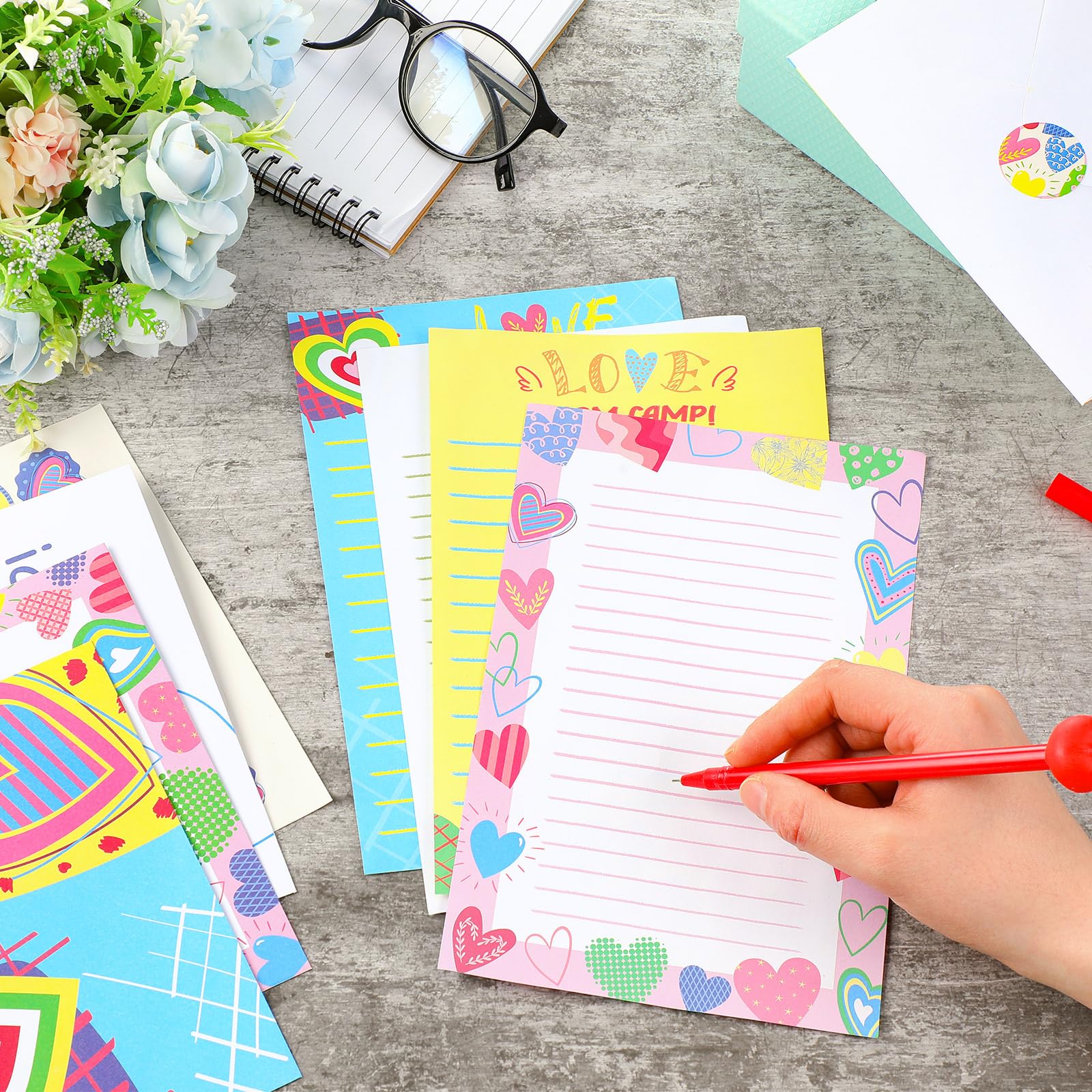 Motipuns El juego de 61 piezas de papelería de corazones de campamento incluye 20 hojas de notas con líneas, 20 sobres, 20 calcomanías y un bolígrafo para fiestas de cumpleaños, campamento,