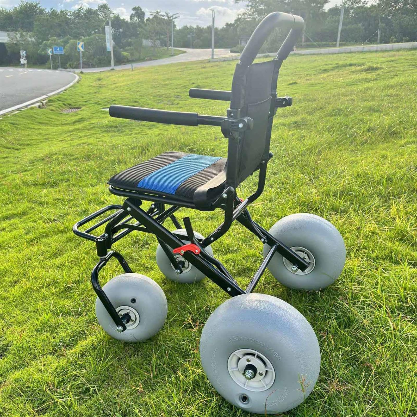 Terenowy wózek inwalidzki plażowy z oponami balonowymi, kółka szybkiego zwalniania, nośność 100 kg na piasek, trawę, żwir i wodę