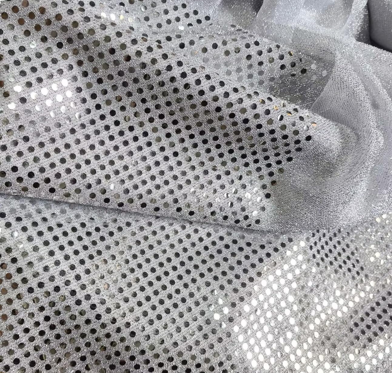 Tissu tricoté à faux paillettes de 3 mm argenté pour haute couture et vêtements