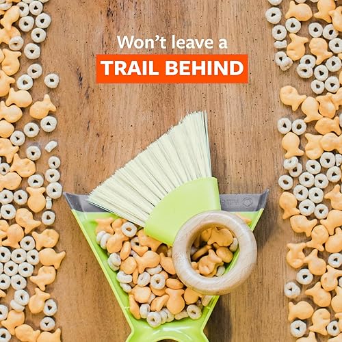 Miniatura 2 de Juego Clean Team, de la marca Full Circle, con escoba y recogedor