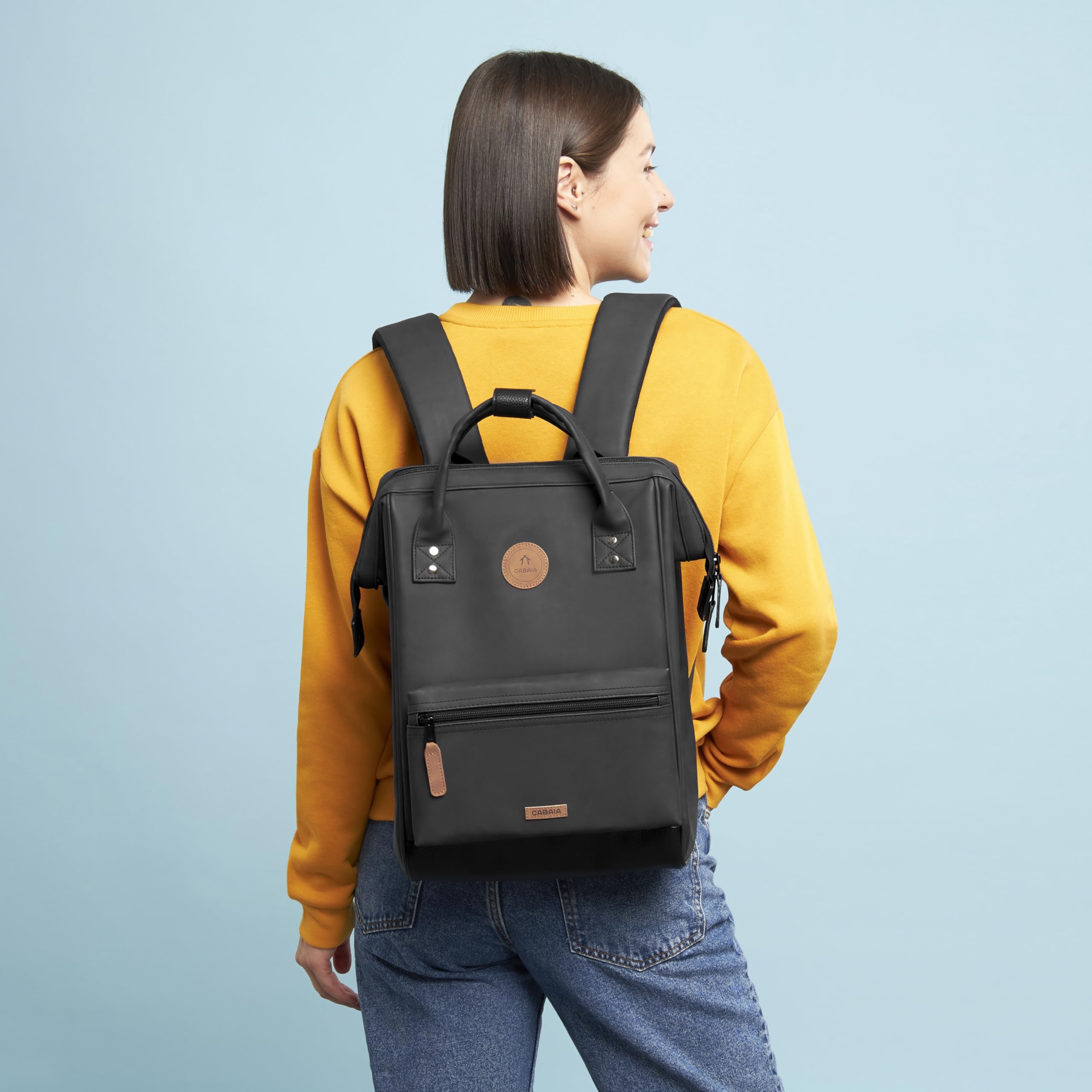 CABAIA - Sac à Dos Adventurer Le Havre - Medium 18L - Déperlant - Compartiment Ordinateur Portable 13" - 2 Poches - Certifié Vegan - Sac Voyage, Affaires, École pour Homme et Femme - Noir