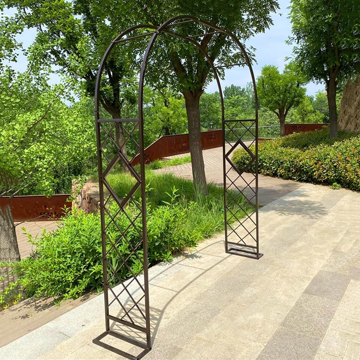 Arco de rosas para plantas trepadoras y enrejado de cenadores en jardín exterior