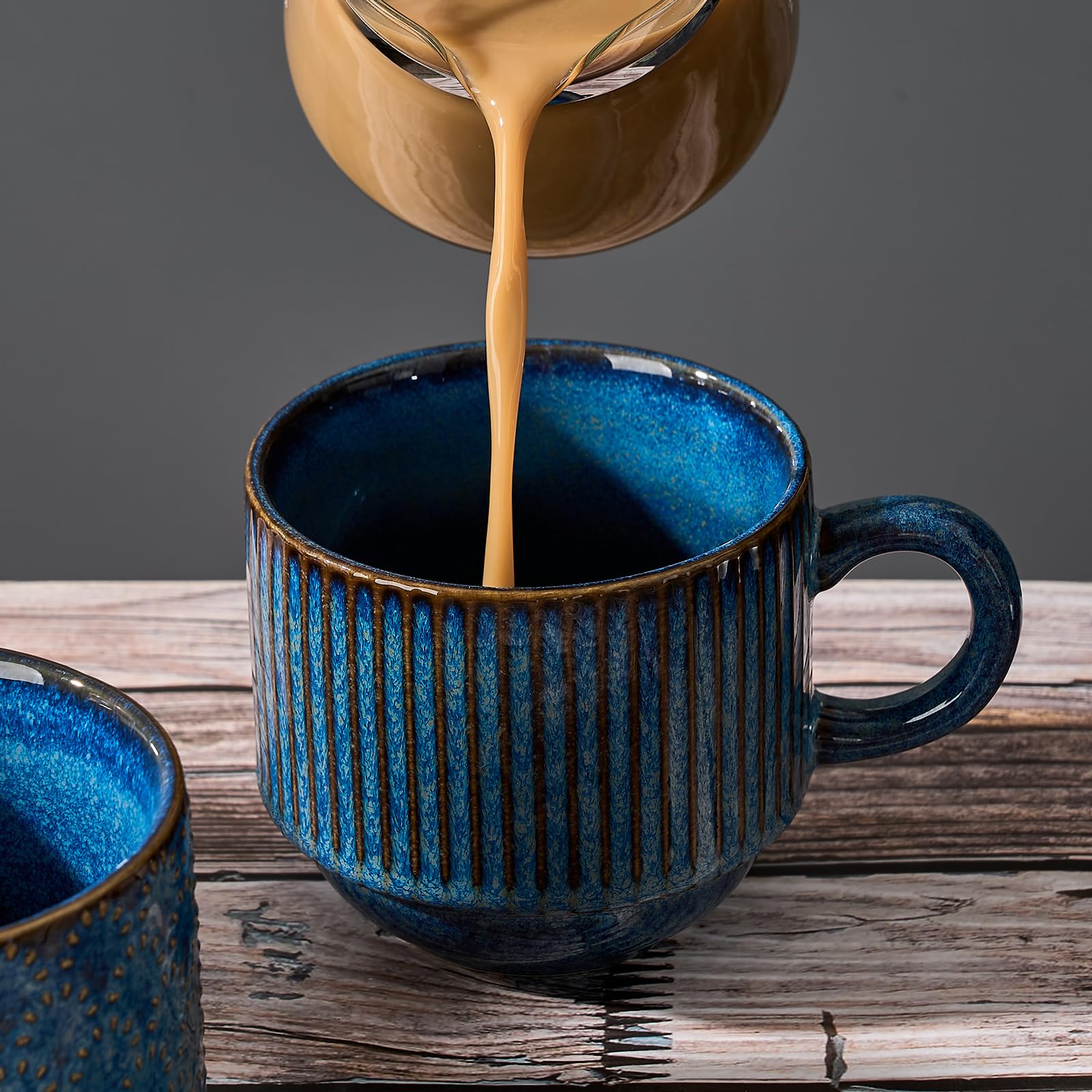 Duży zestaw 4 ceramicznych kubków do kawy ze stojakiem, 450 ml, możliwość układania w stos, różne tłoczenia, prążkowane kubki do latte, do cappuccino, herbaty, gorącego kakao, napojów,