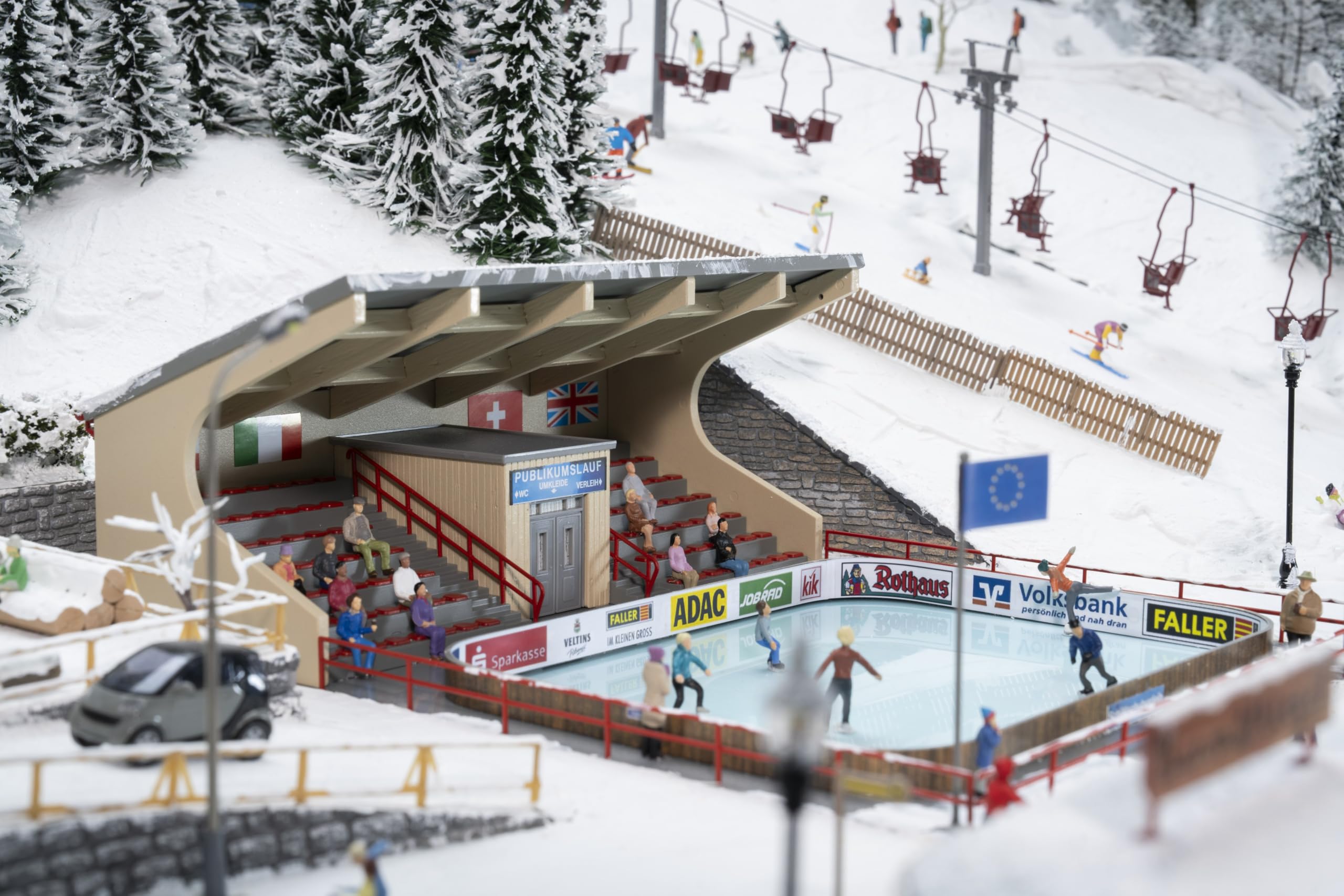 FALLER 134005 H0 - Pista de Hielo Artificial con Figuras móviles (Ancho de vía H0)