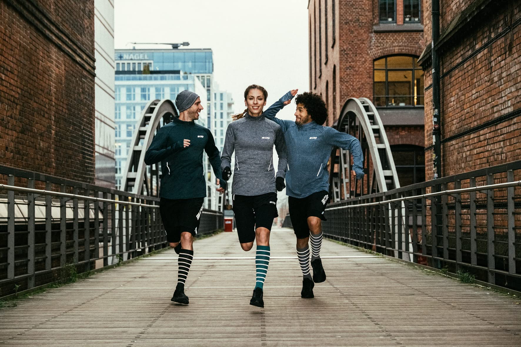 CEP - REFLECTIVE COMPRESSION SOCKS für Damen | Reflektierende Laufsocken in lila | Größe II | S