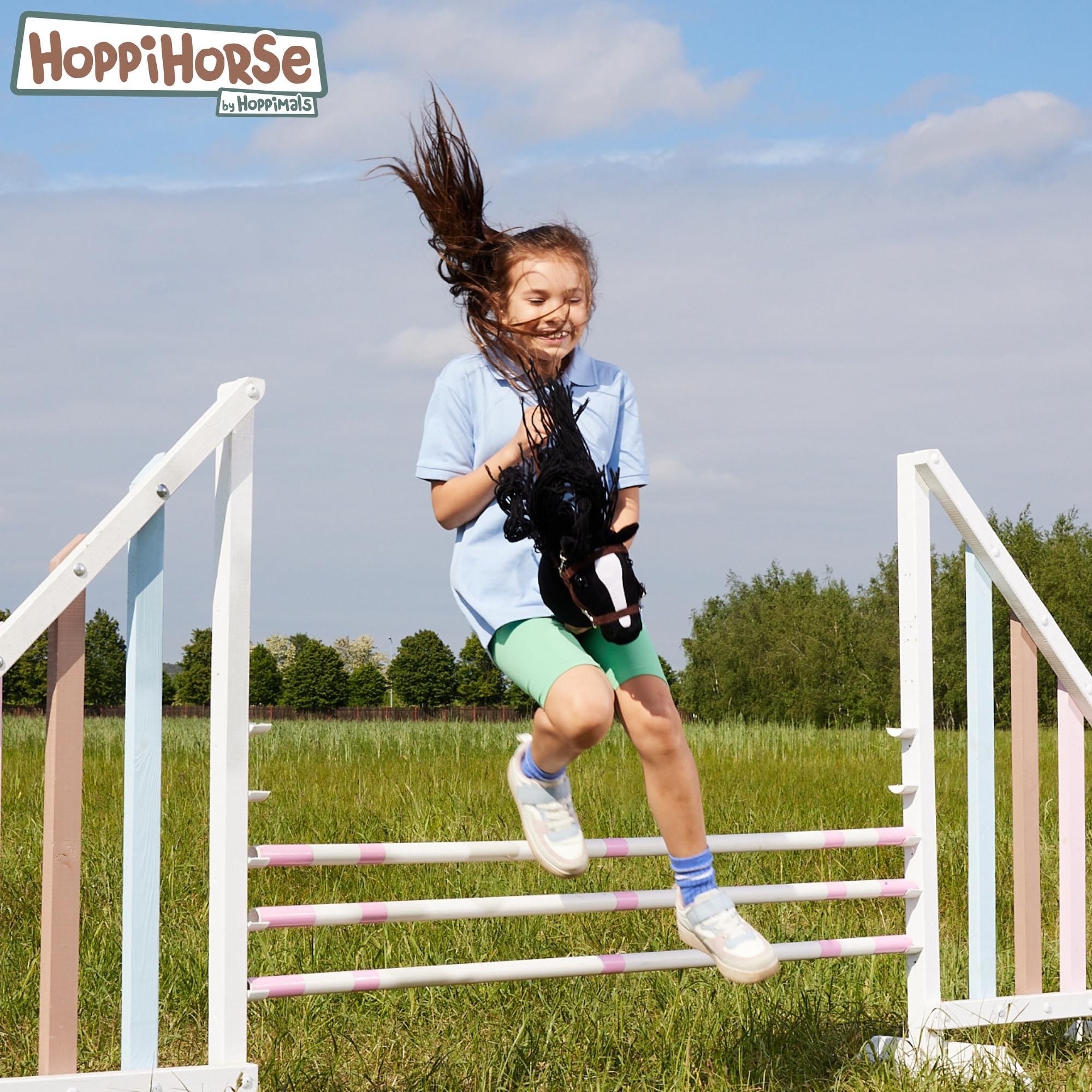 HOPPIHORSE - Hobby Horse Sport Edition A4, Koń na kiju z kantarem, wodzami, paskiem na ramię, ogonem i uchwytem silikonowym, wysokiej jakości pluszowy Hobby Horse w pudełku prezentowym od HOPPIMALS