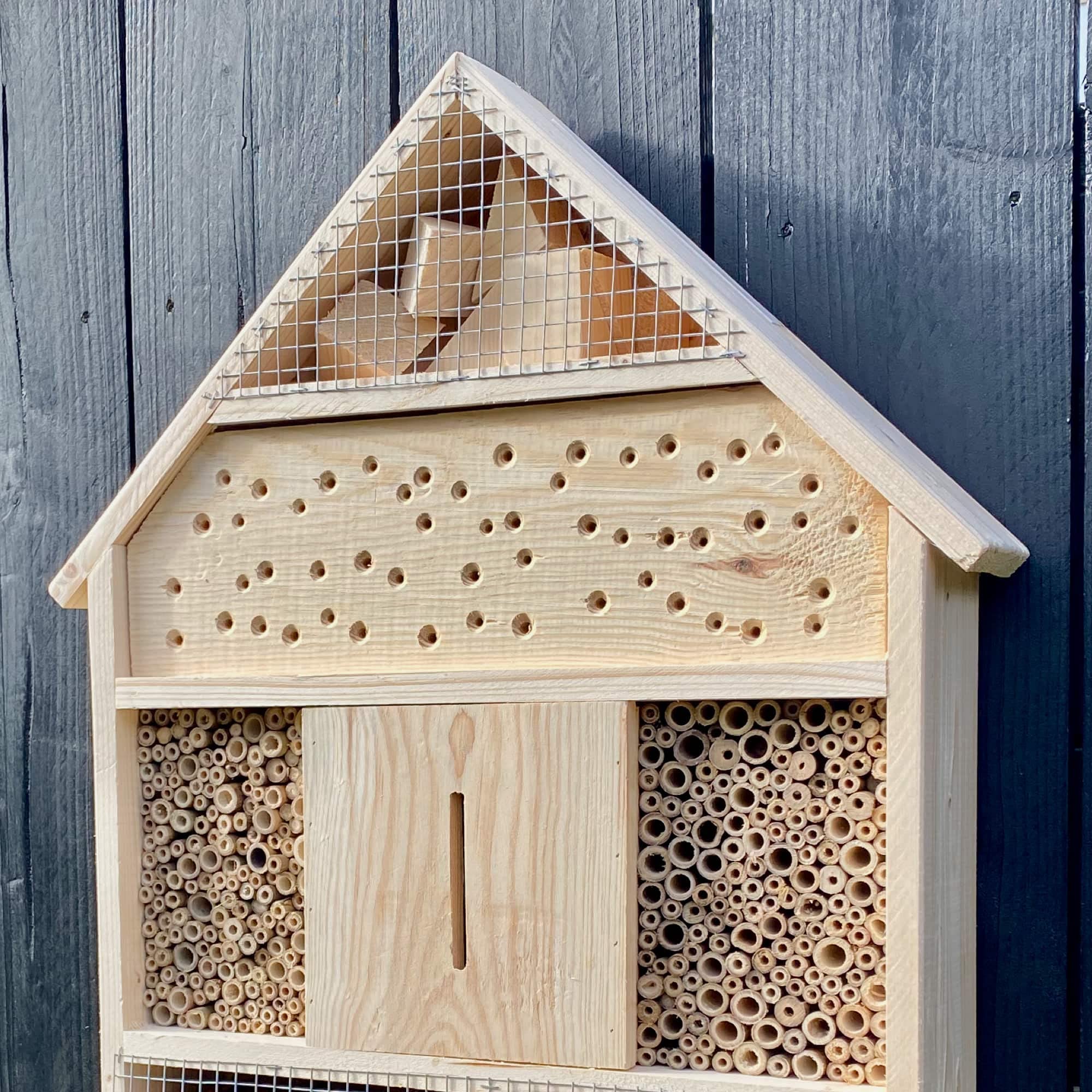 GARTENETAGE Insektenhotel zum Aufhängen XXL mit Pflanzenbalkon/Naturbelassenes, massives Insektenhaus & Bienenhotel/Insektenhotel Groß, Marienkäferhaus/Nisthilfe & Artenschutz