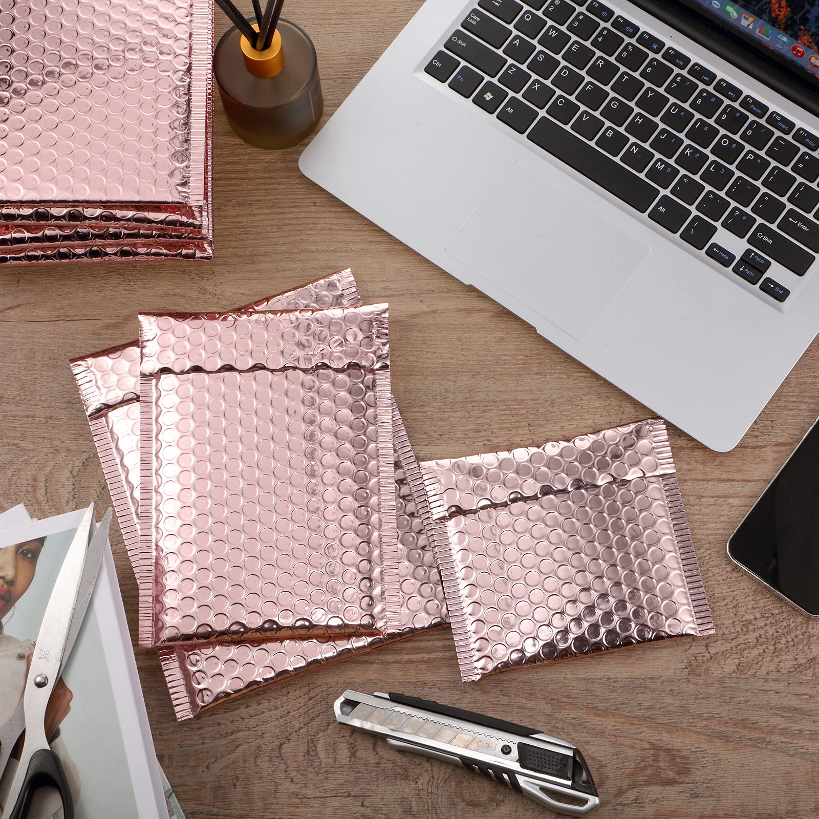 Lot de 50 enveloppes rembourrées métallisées à bulles pour envoi postal, rembourrées en aluminium, avec fermeture adhésive, sacs d'expédition pour emballage postal (style simple, or rose)