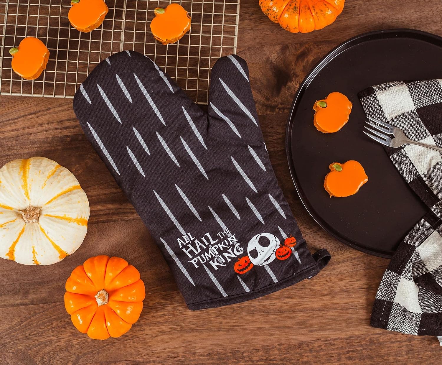 Disney The Nightmare Before Christmas Jack Skellington Kitchen Oven Mitt Pot Holder | Thick Heat Resistant Gloves For Cooking, Baking, BBQ | Disney Kitchen Accessories, Housewarming Gifts