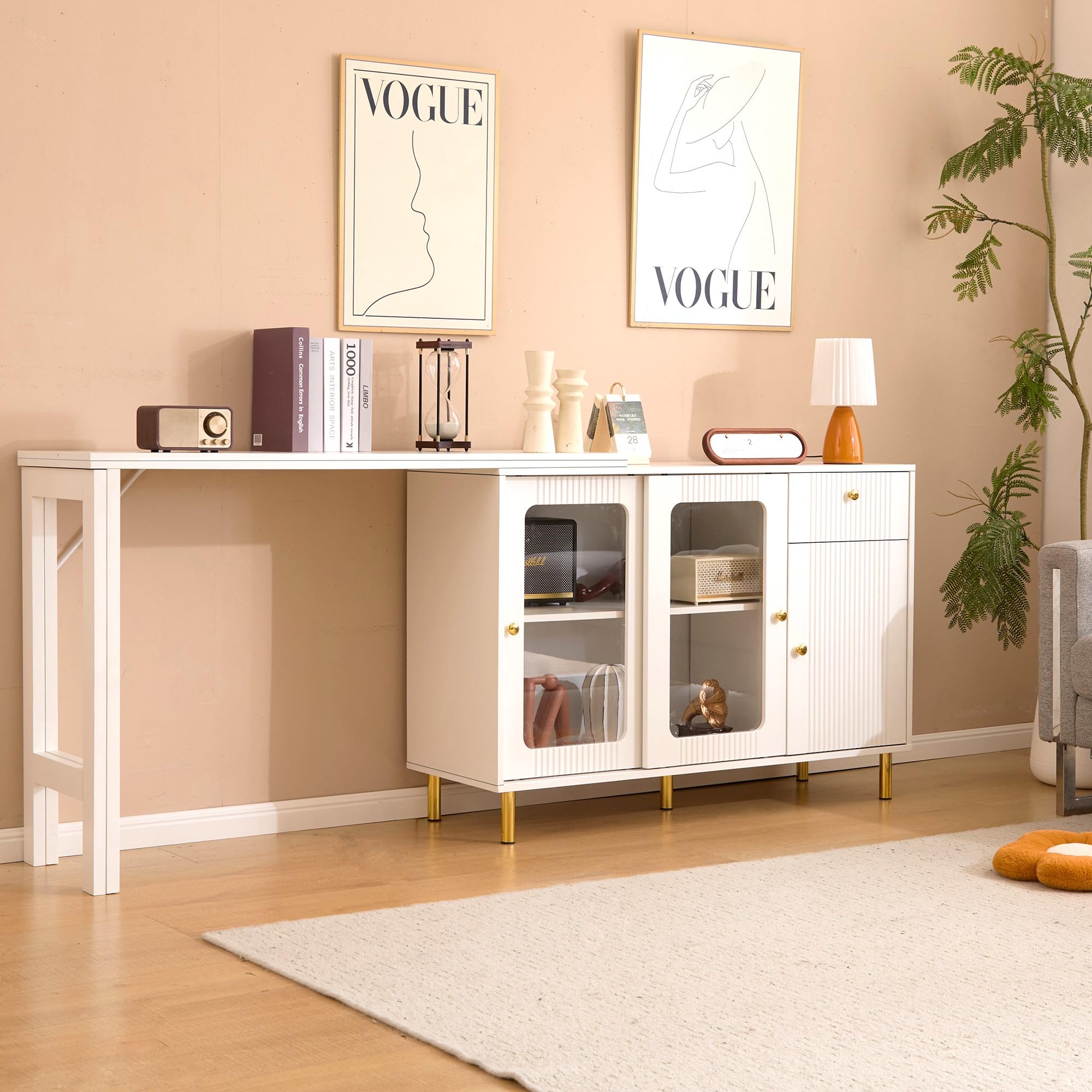 Credenza, mobili da cucina moderni con piano pieghevole ed estensibile, piano di lavoro girevole, gambe in metallo dorato e ante scorrevoli in vetro, decorazione ondulata – Armadio bianco per