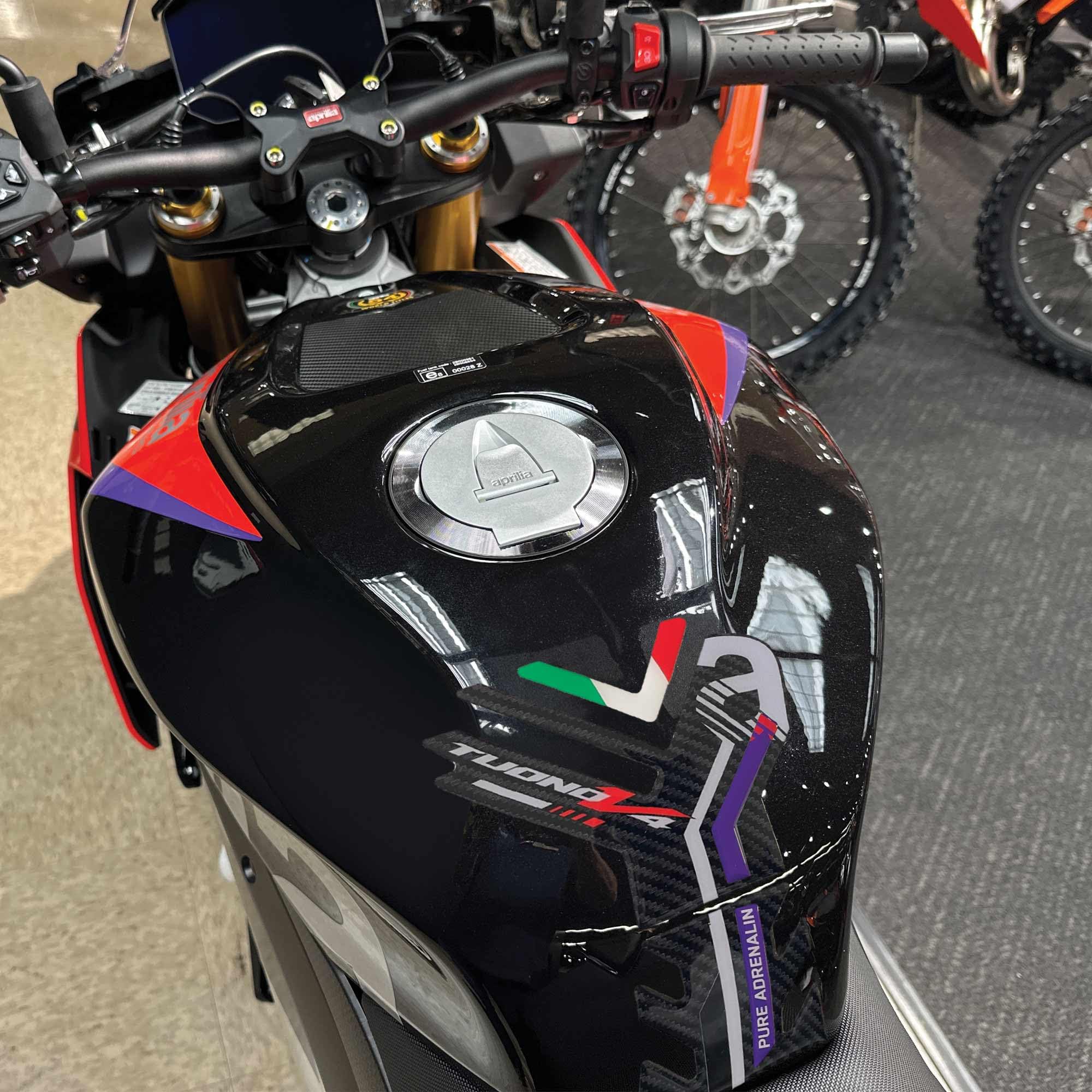 labelbike - Autocollant 3D Moto Réservoir Protection et Décoration en Résine Compatible avec Aprilia Tuono V4 Factory 2023 Couleur Carbon