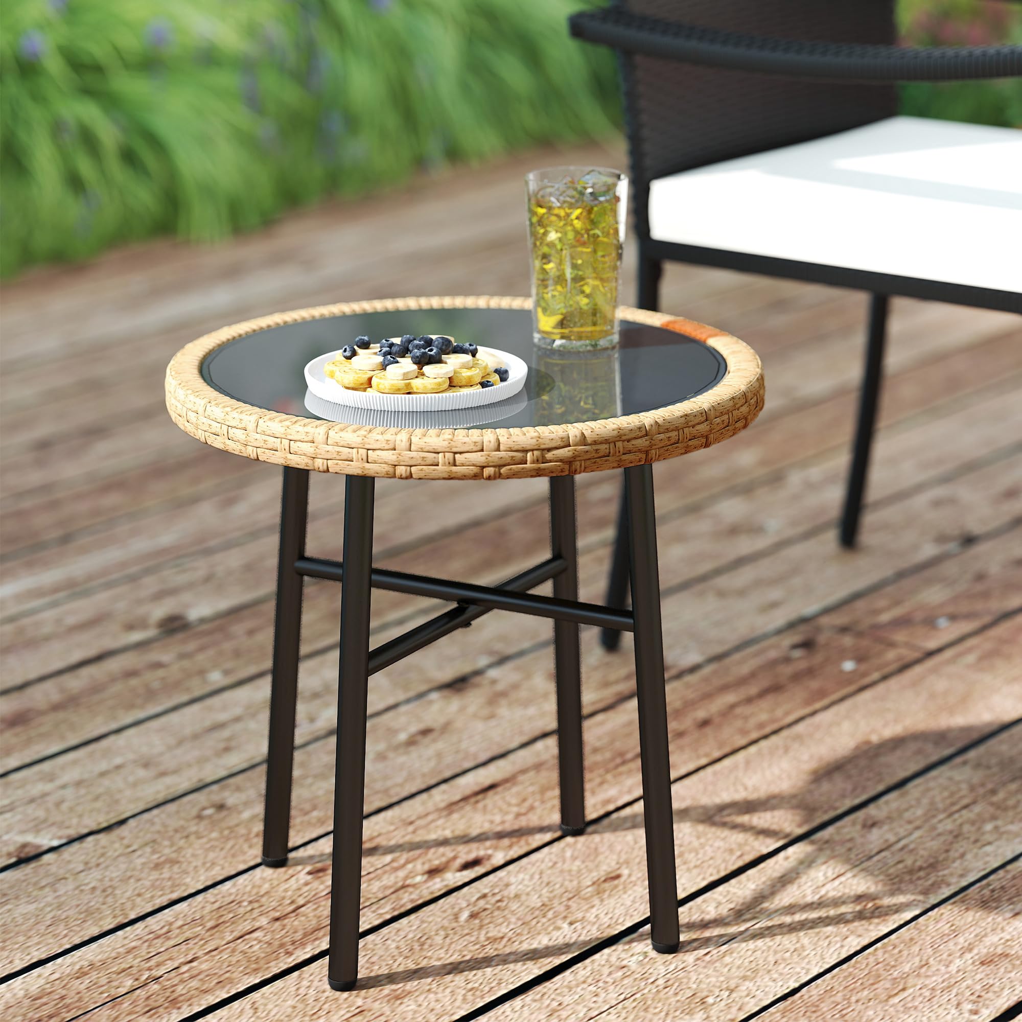 Outsunny Table Basse Ronde de Jardin en Résine Aspect Rotin, Acier et Plateau Verre Trempé Ø 46 cm, Naturel