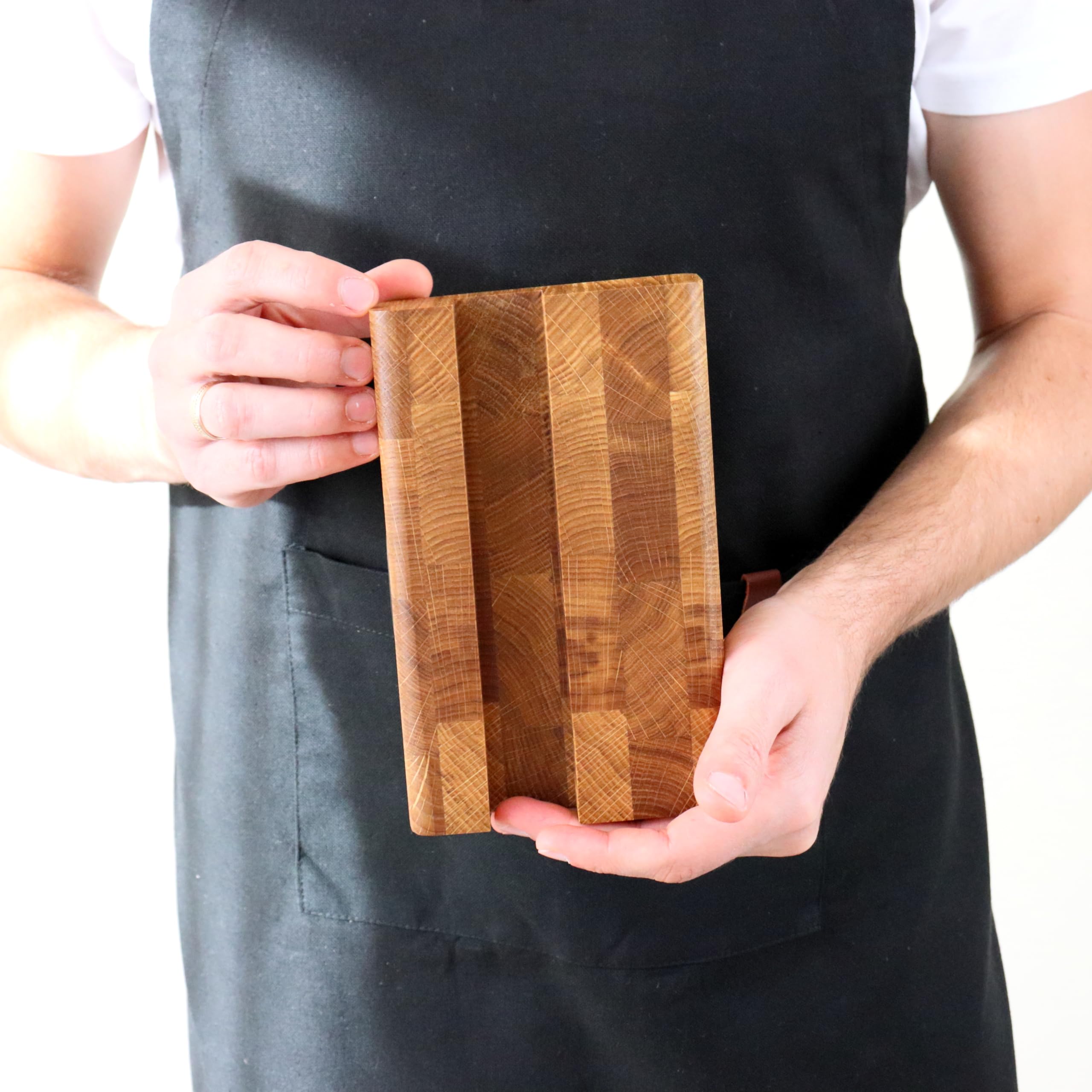 B4K Tagliere in legno di quercia, 40 × 30 cm, massello di legno di cervello con supporto, antibatterico, con manici, scanalatura e piedini in silicone, perfetto per cucina, carne e barbecue