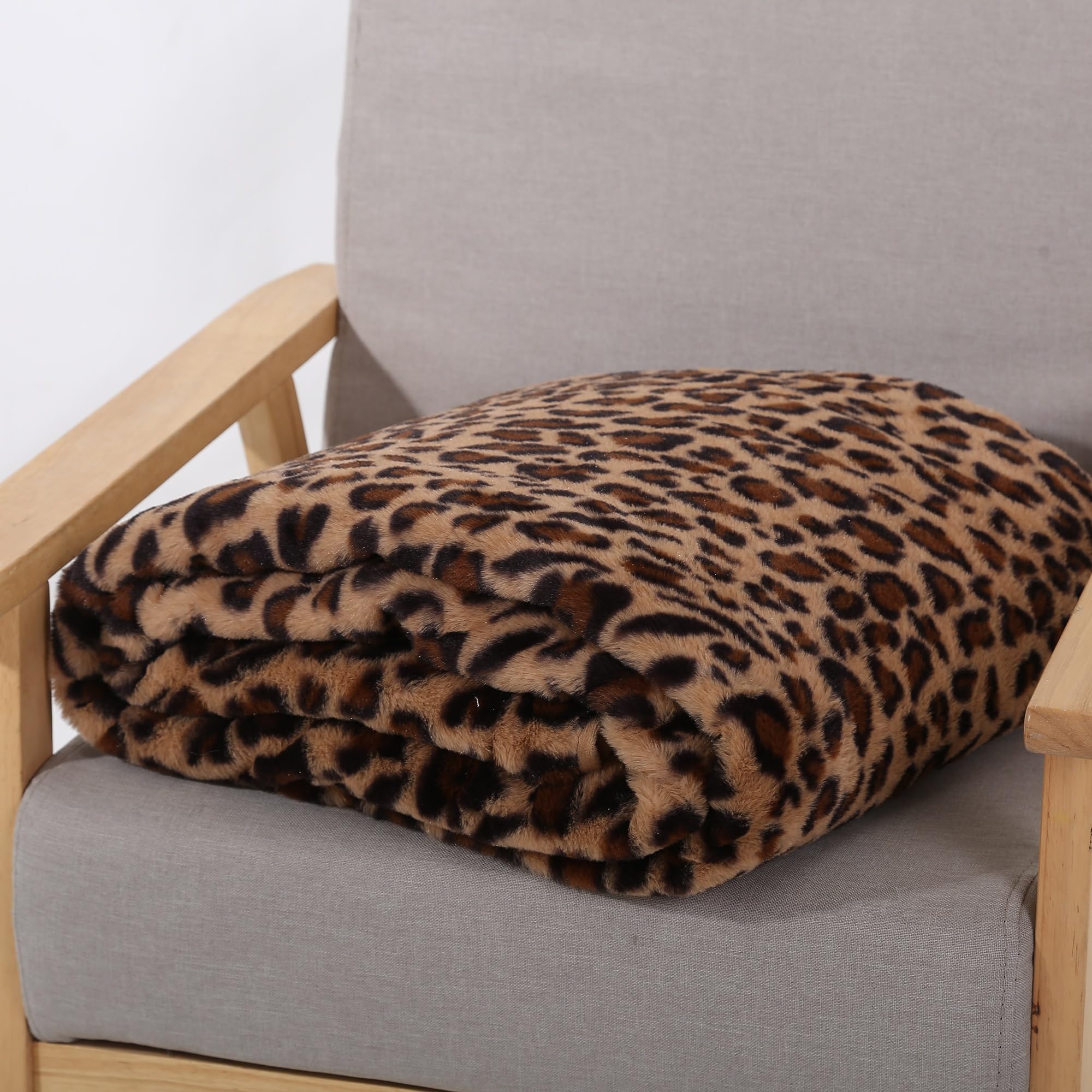 Kuscheldecke mit Leopardenmuster, Flauschige Wohndecke für Sofa & Bett, Weiche Fleece Tagesdecke, Kunstfell Decke Doppelseitig, Wärmende Winterdecke, Hautfreundlich, Pflegeleicht, 160x200 cm, Braun